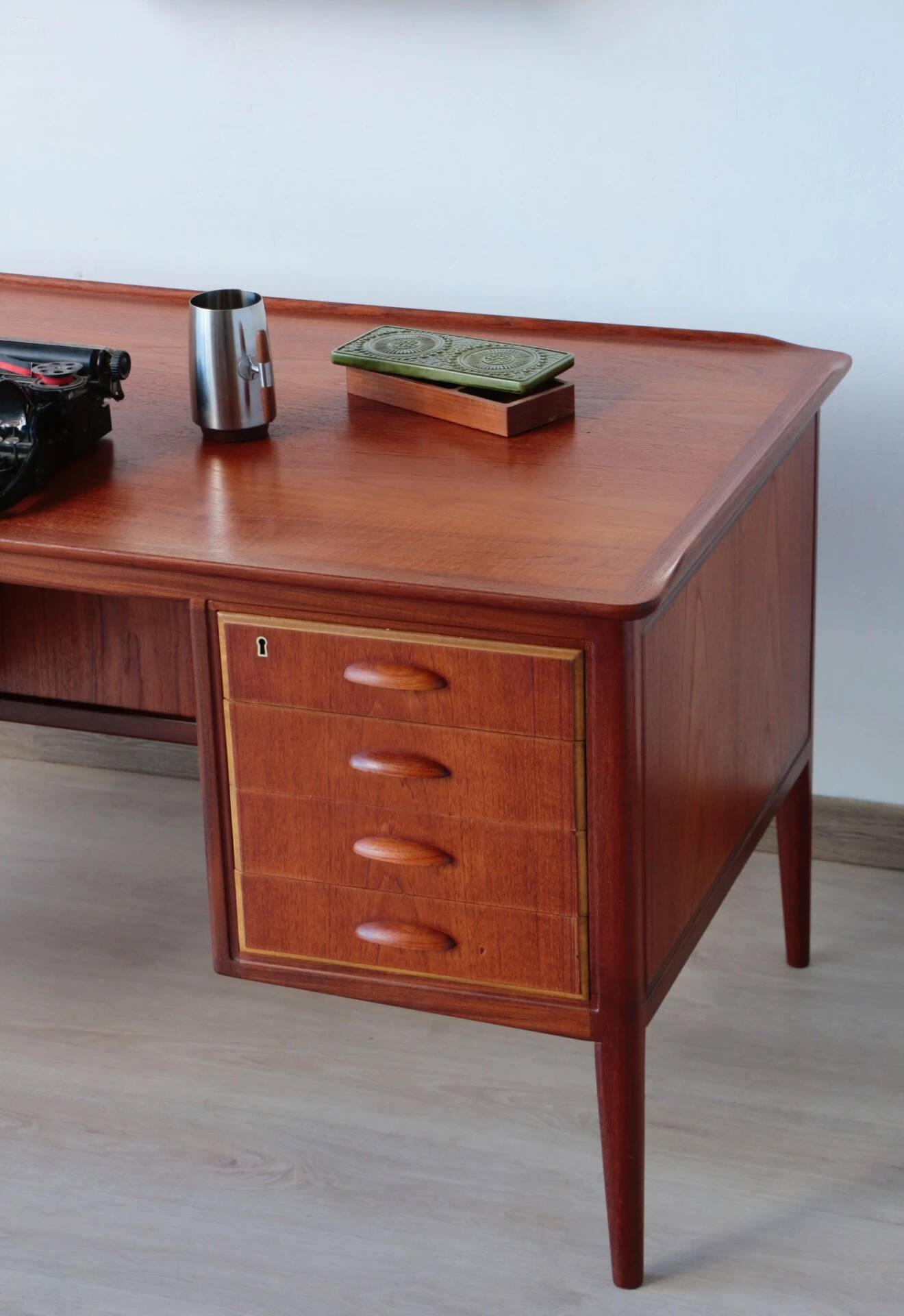 Desk Svend Aage Madsen: Danish Teck & Design (HP Hansen)