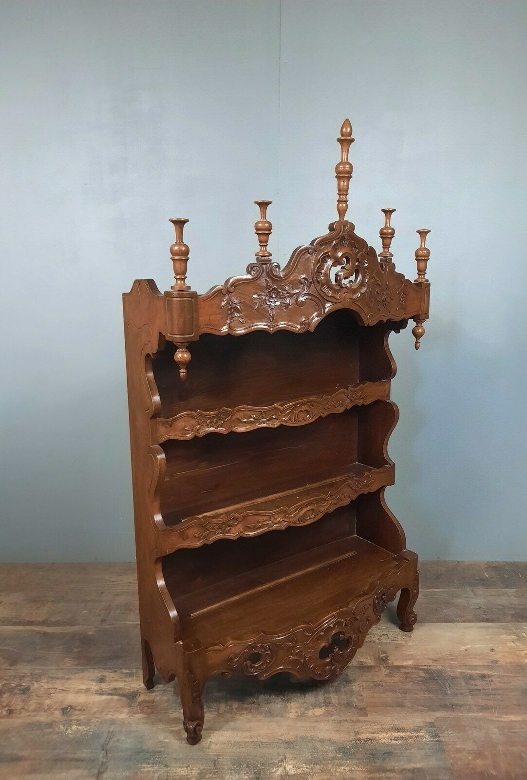 Etagère provençale dit « Estanier » style Louis XV en noyer XIX ème.