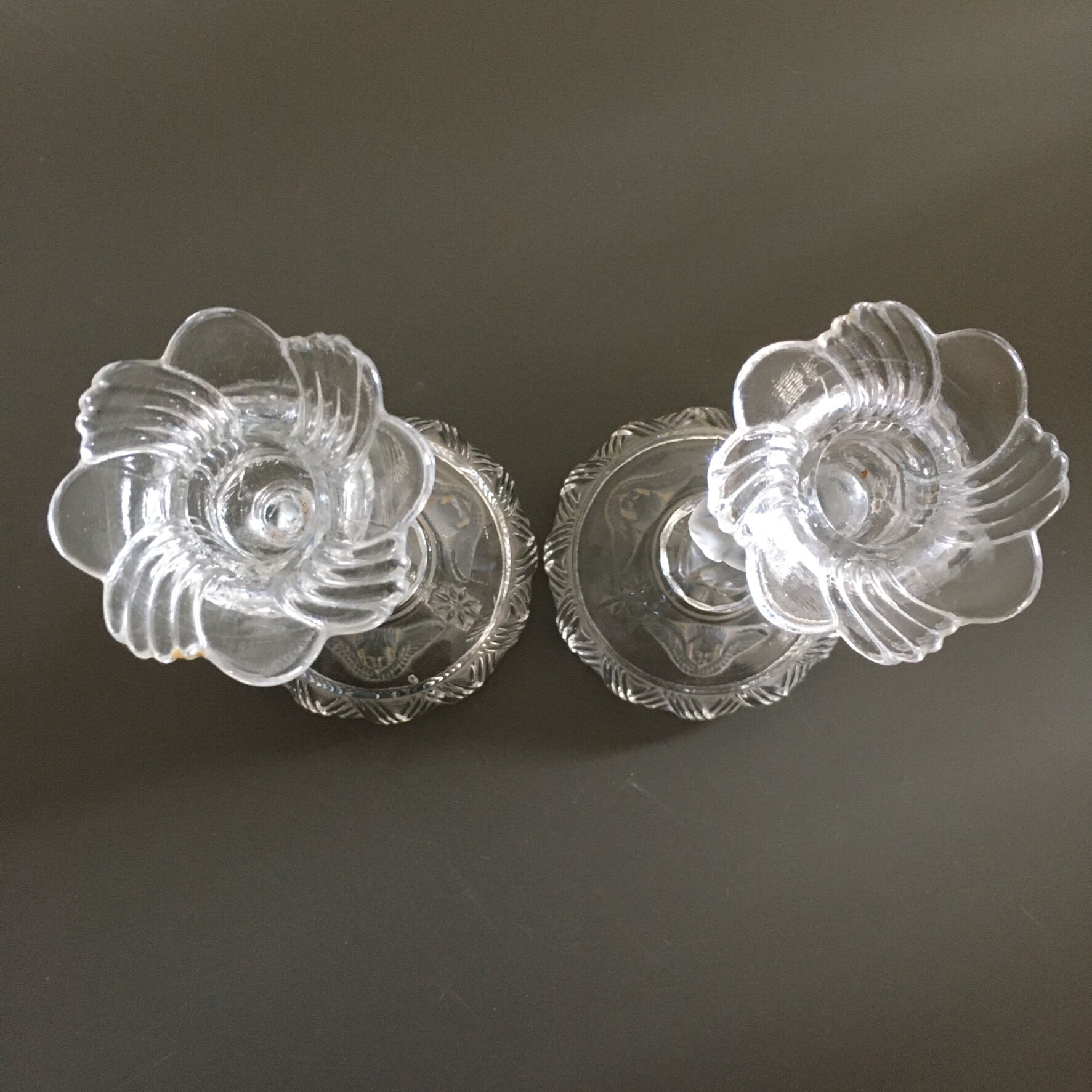 Paire de bougeoirs personnages en verre