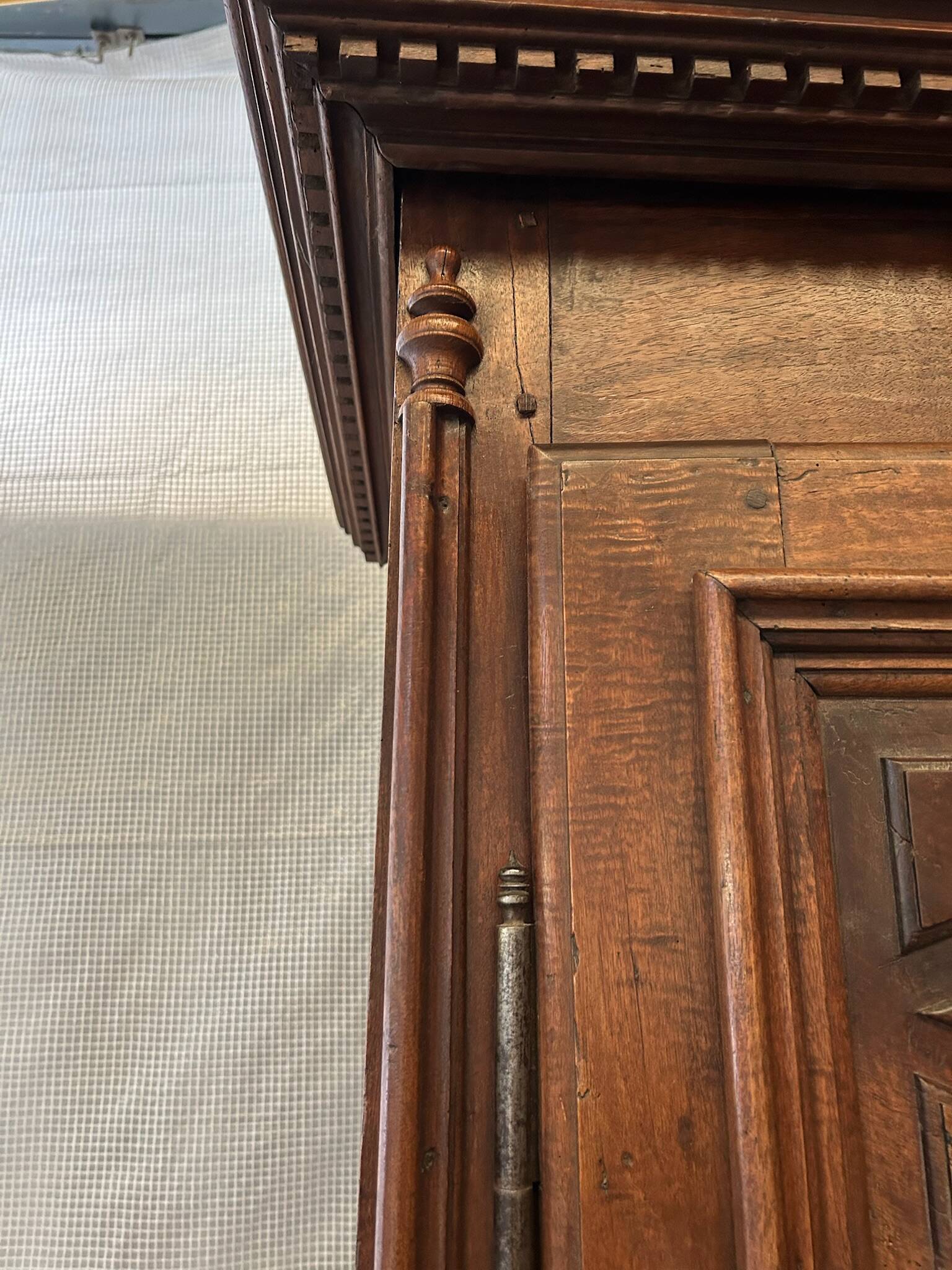 Armoire en noyer massif