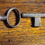 Armoire époque Louis XV en noyer massif époque XVIIIeme