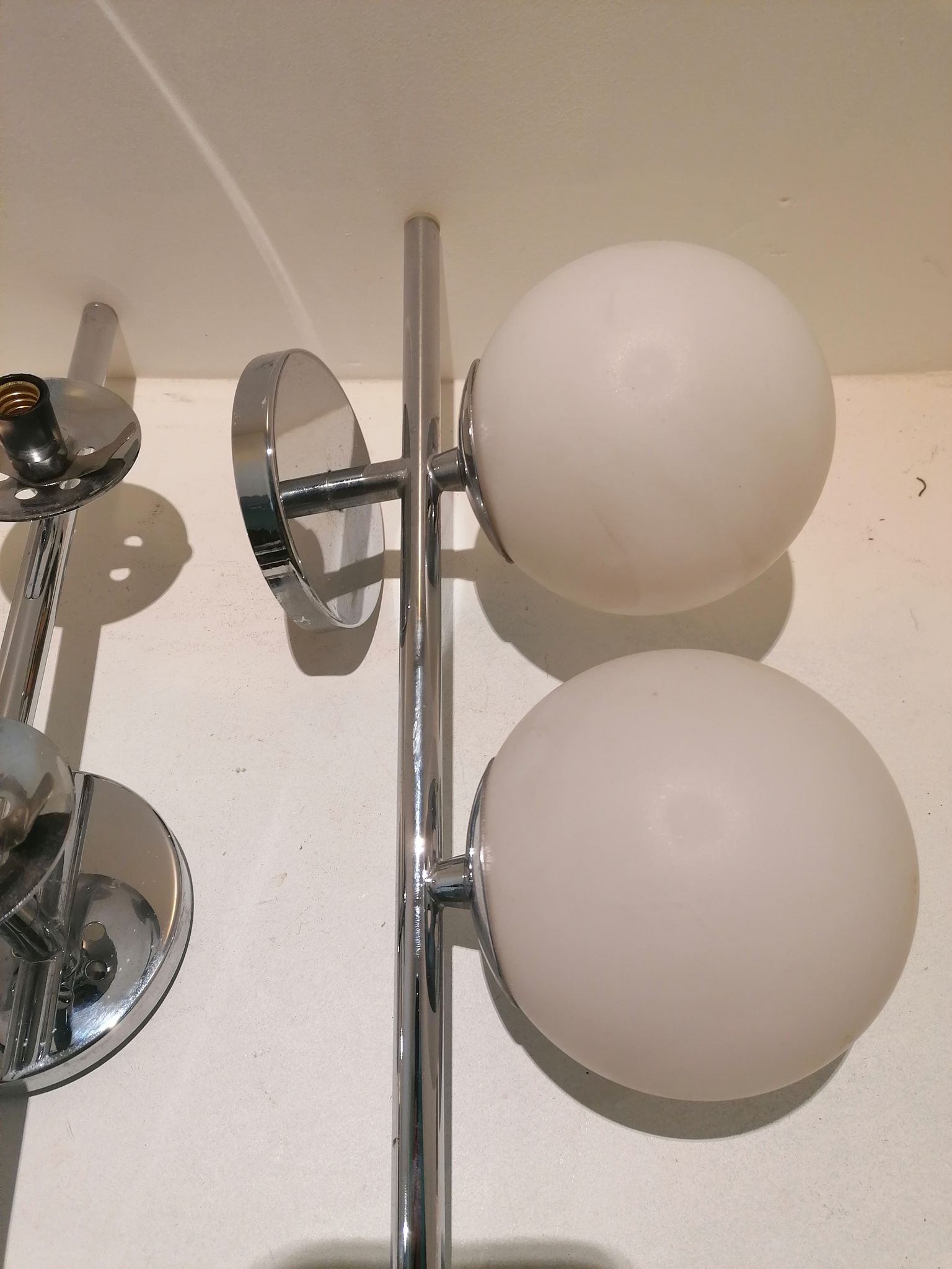 2 appliques double chromée et verre opalin 1960