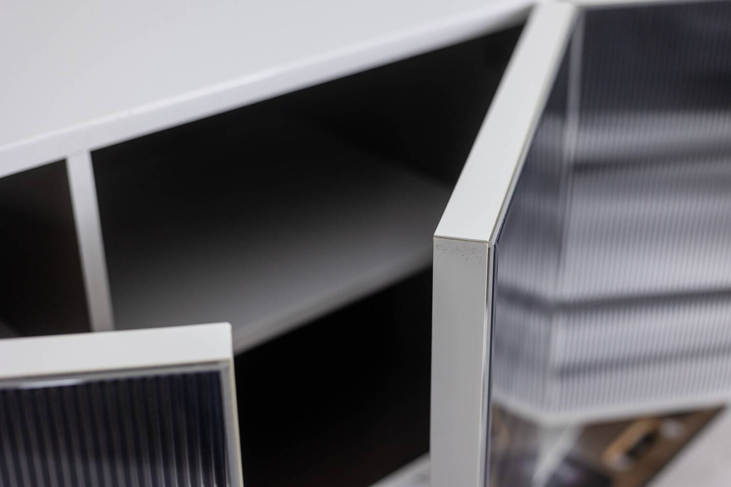 Roche Bobois. Enfilade « cinétique » noire et blanche. Années 1990.