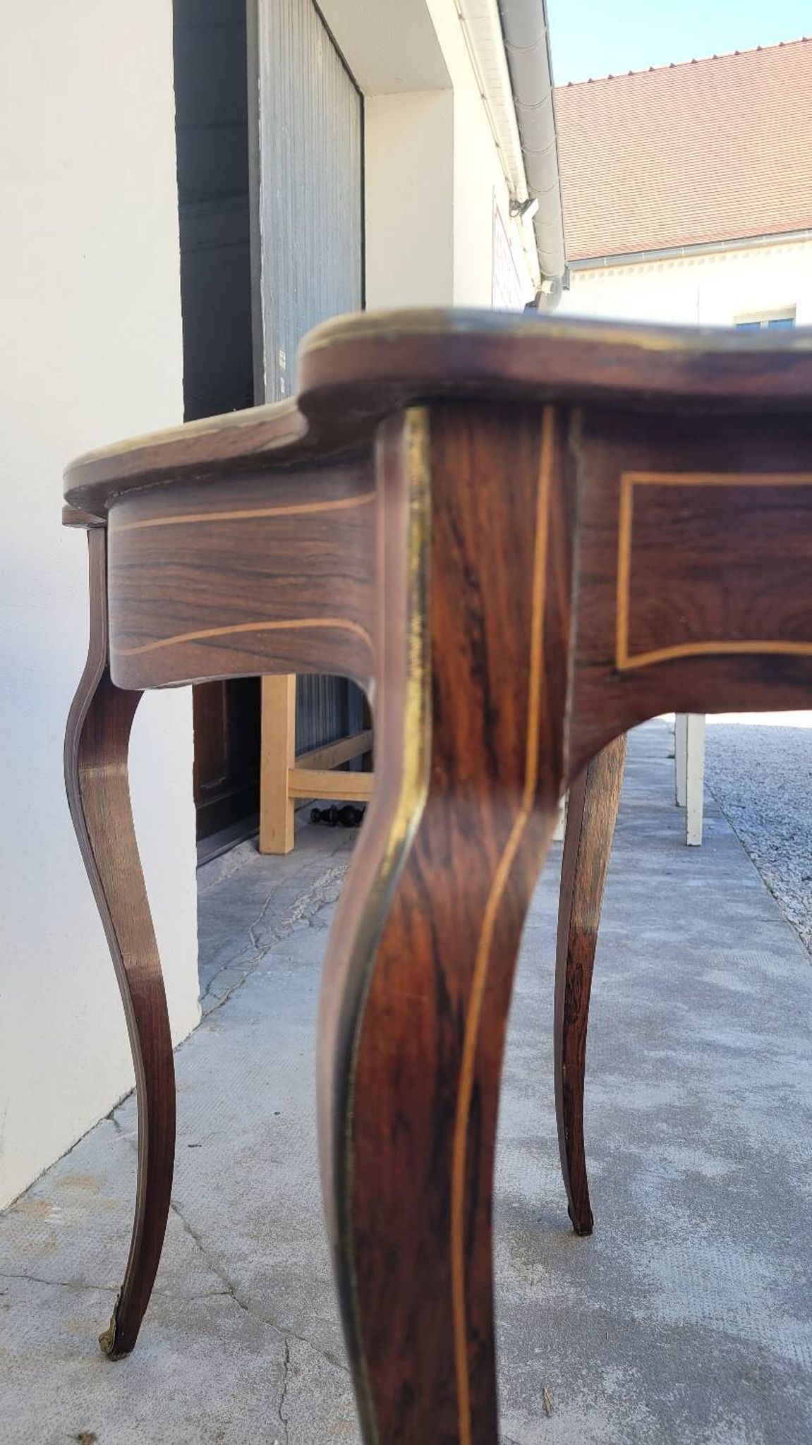 Table bureau de milieu de forme violonnée Napoléon iii 19ème en marqueterie