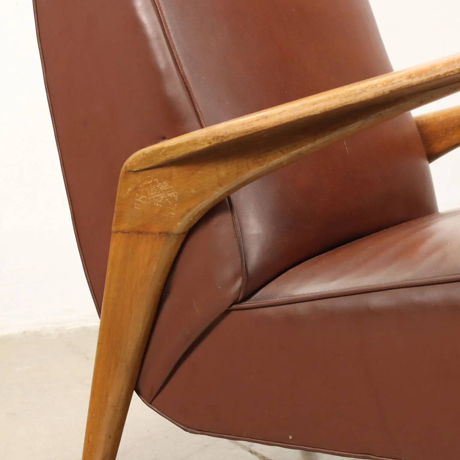 Fauteuil vintage en bois, rembourrage à ressorts, similicuir, années 1950