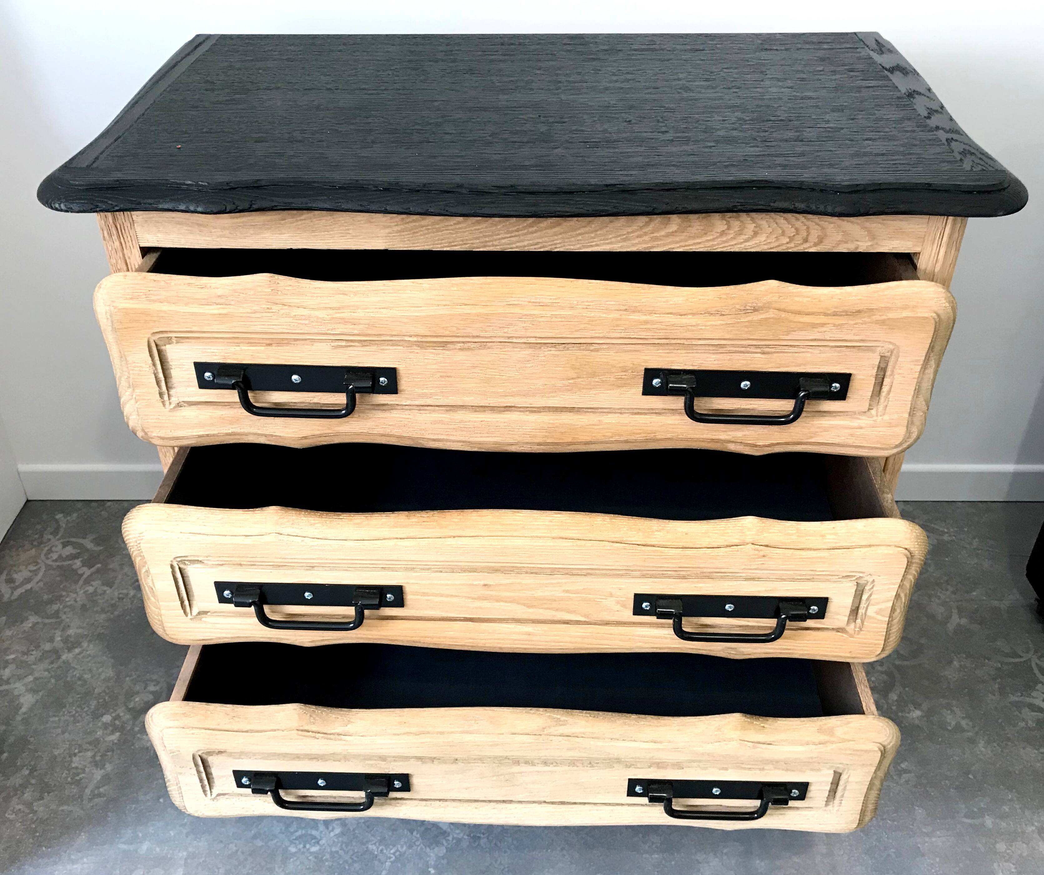 Solid wood chest of drawers