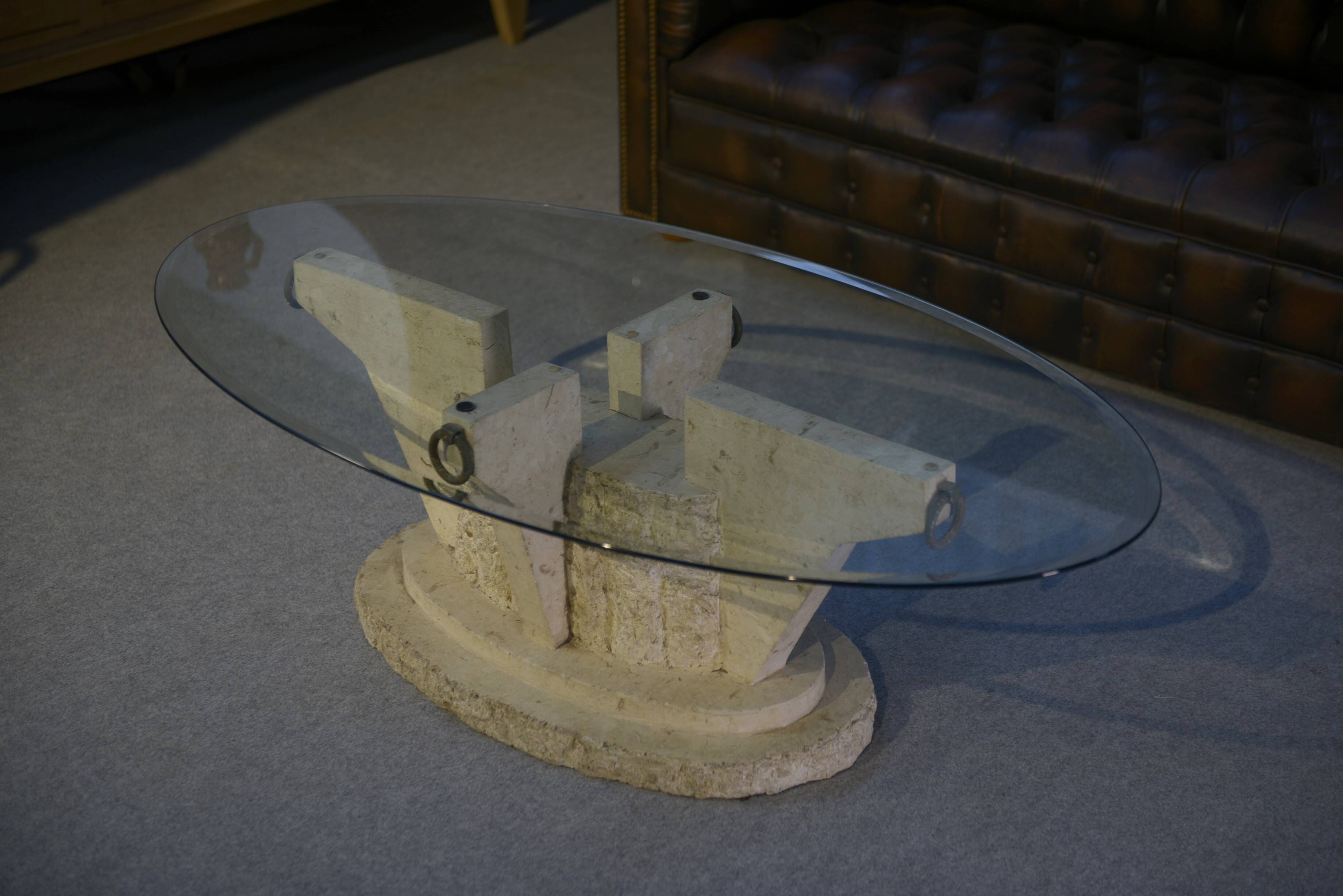 Table basse ovale en résine imitant le travertin, 1970
