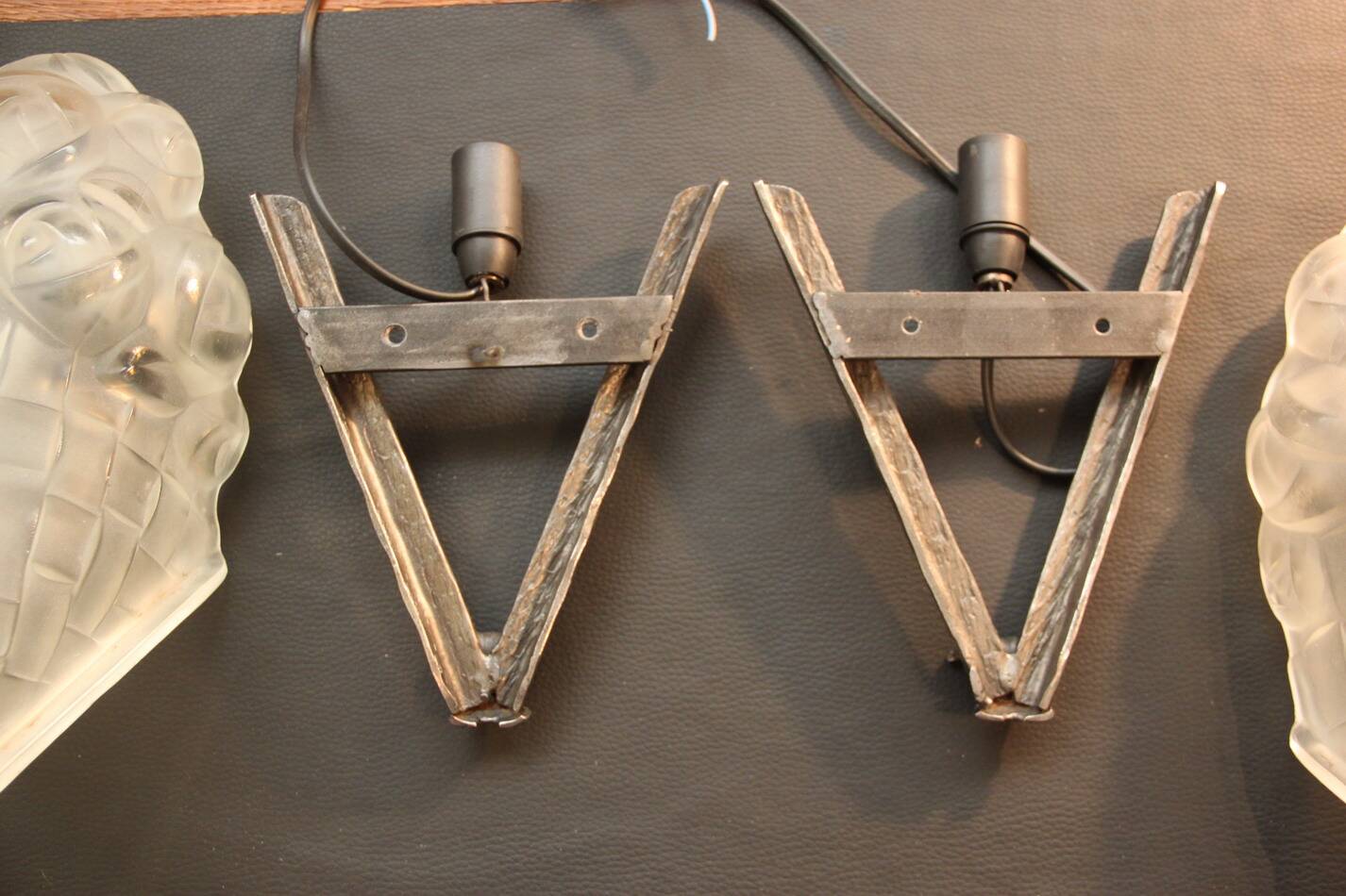 Pair of art deco glass wall lights signed dégue, hammered wrought iron.