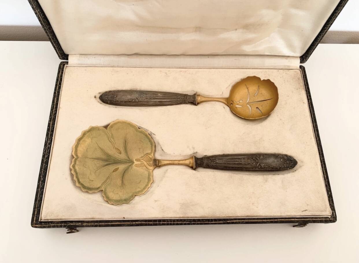 Silver-plated service cutlery with 950 thousandths and gold metal.