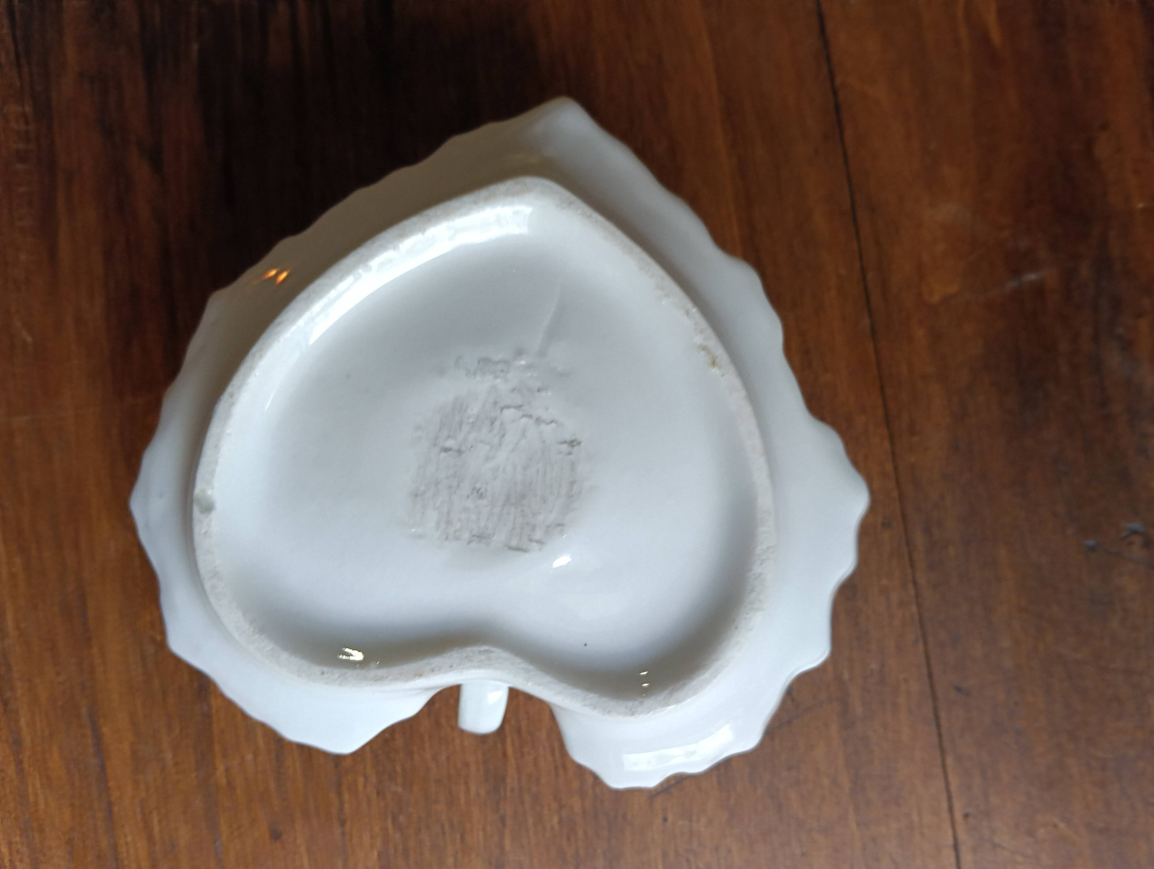 Night or hand-held porcelain candle holder in the shape of a leaf.