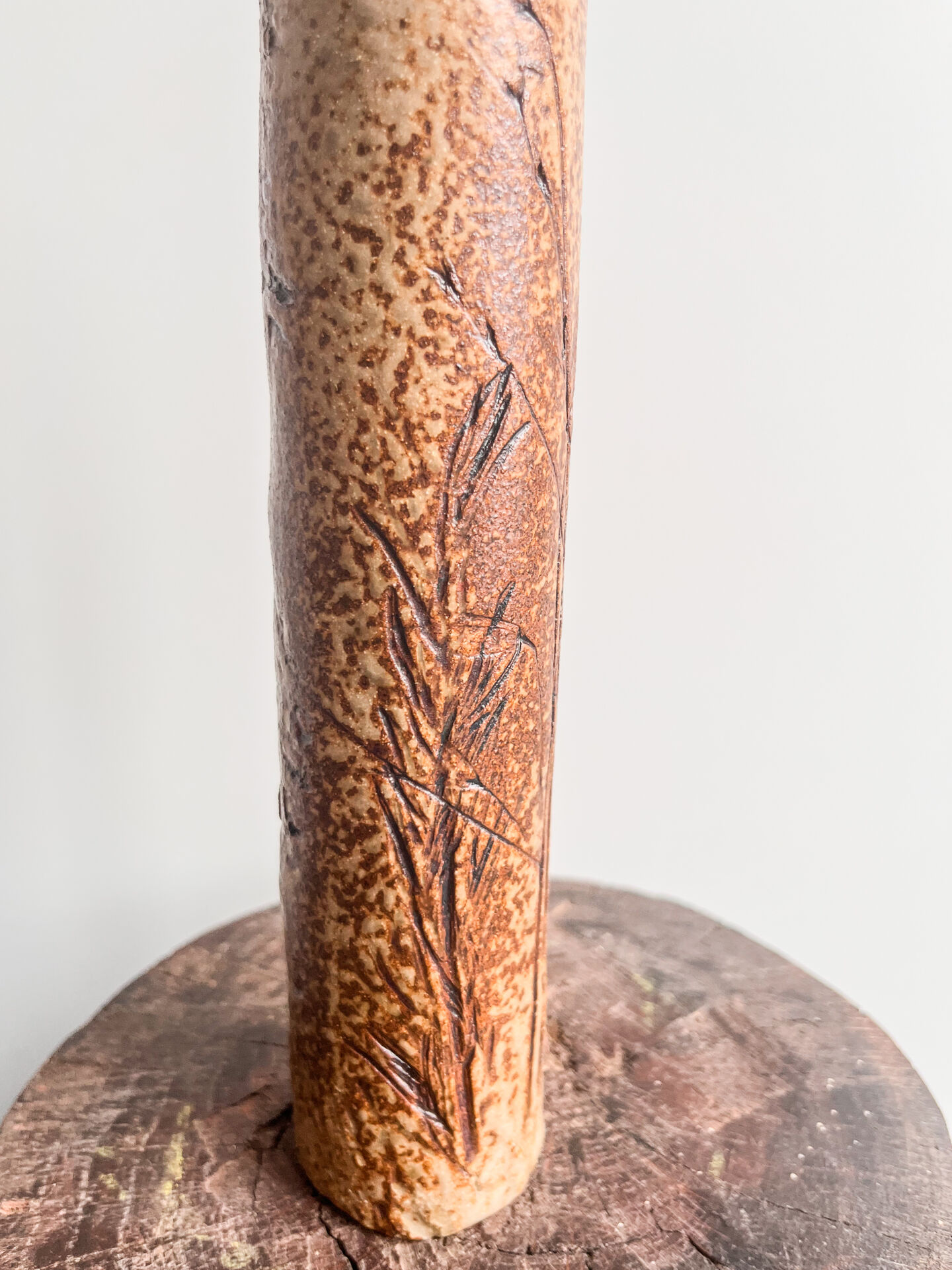 Vase soliflore en grès d'atelier décor épis de blé incisés, années 70