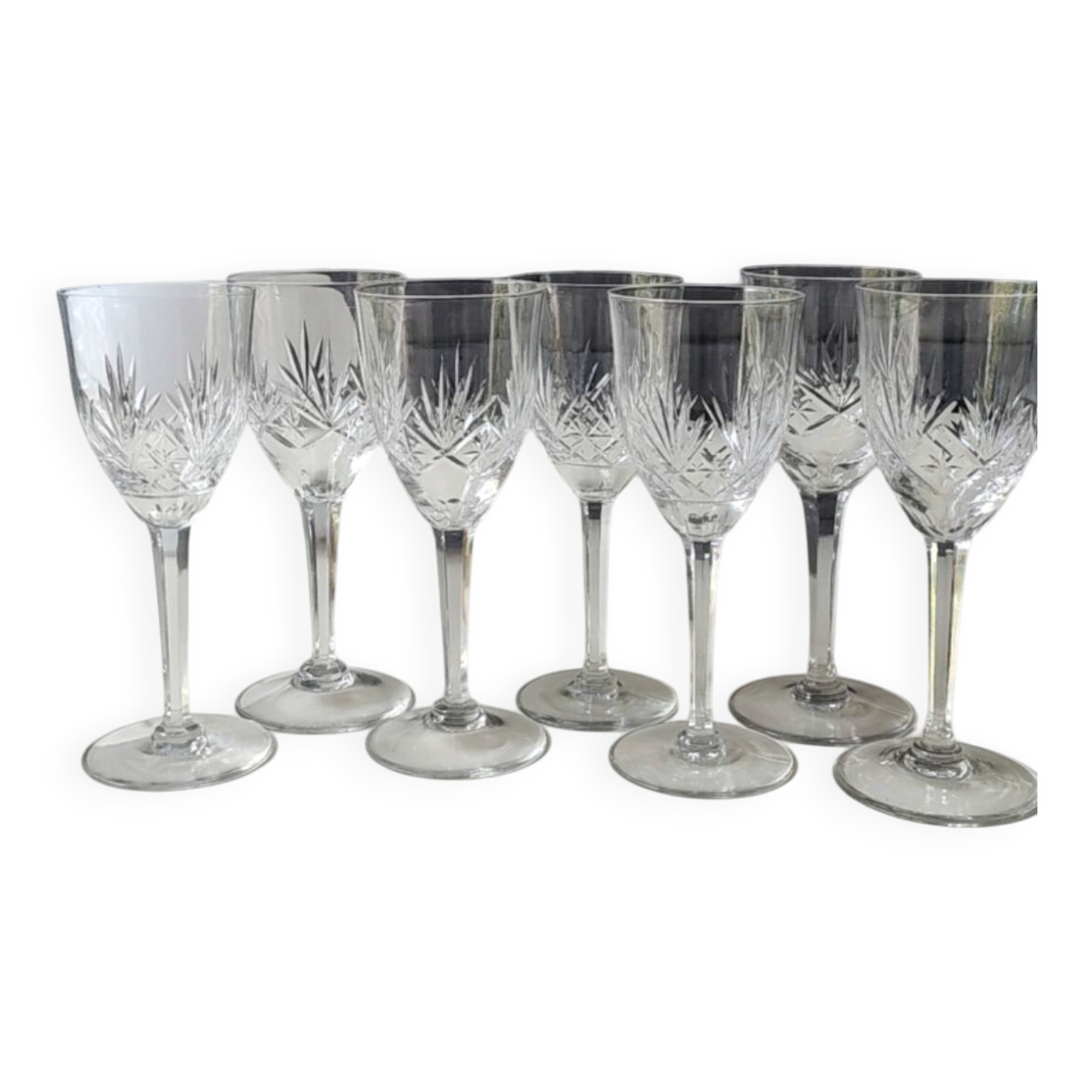 Lot of 7 x crystal glasses. Star/palmette decoration in St Louis style.
