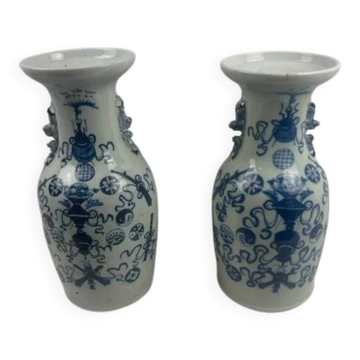 Paire de vases balustres en porcelaine de Chine, dynastie Qing