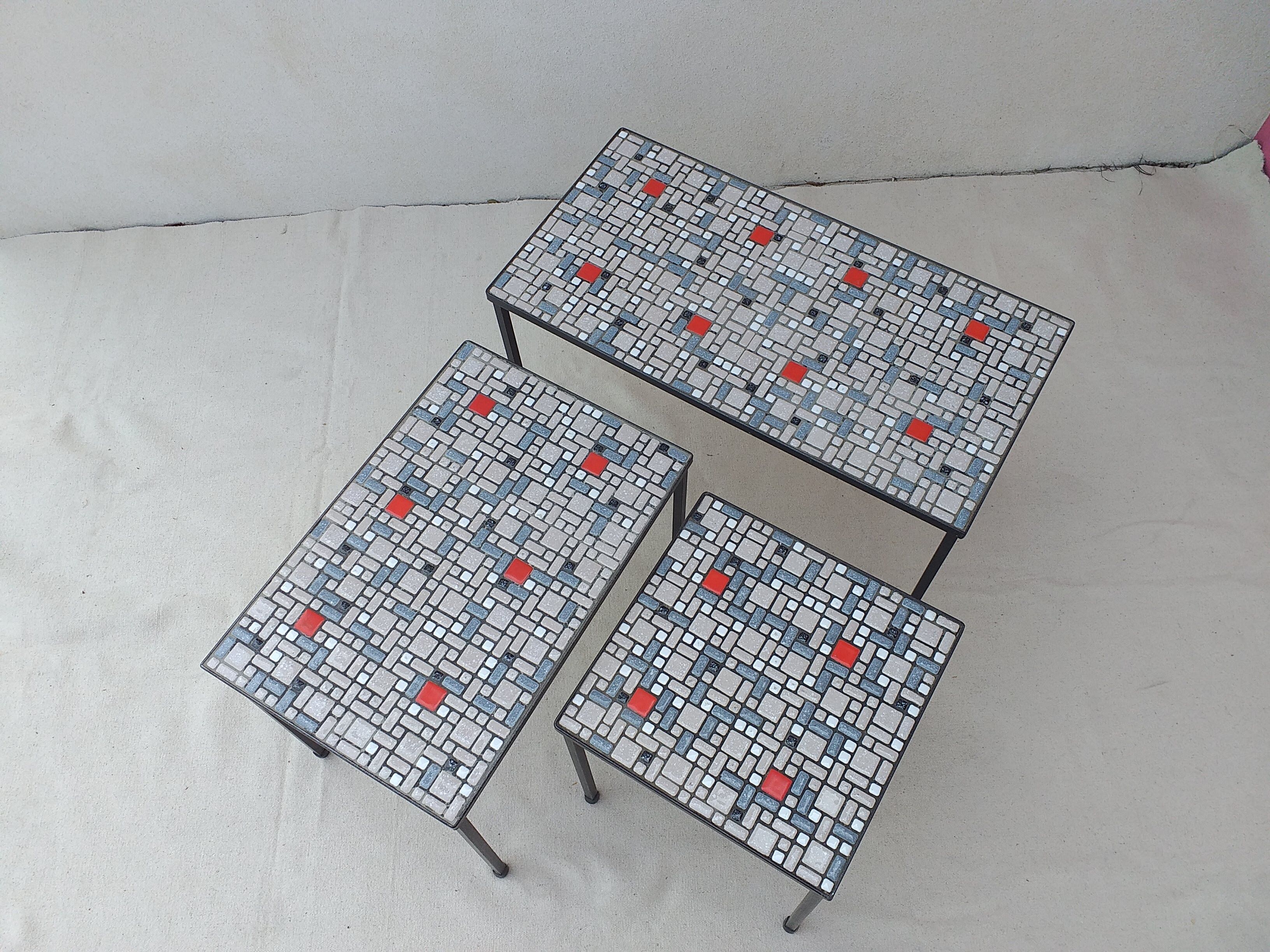 Pull-out tables  modernist ceramic