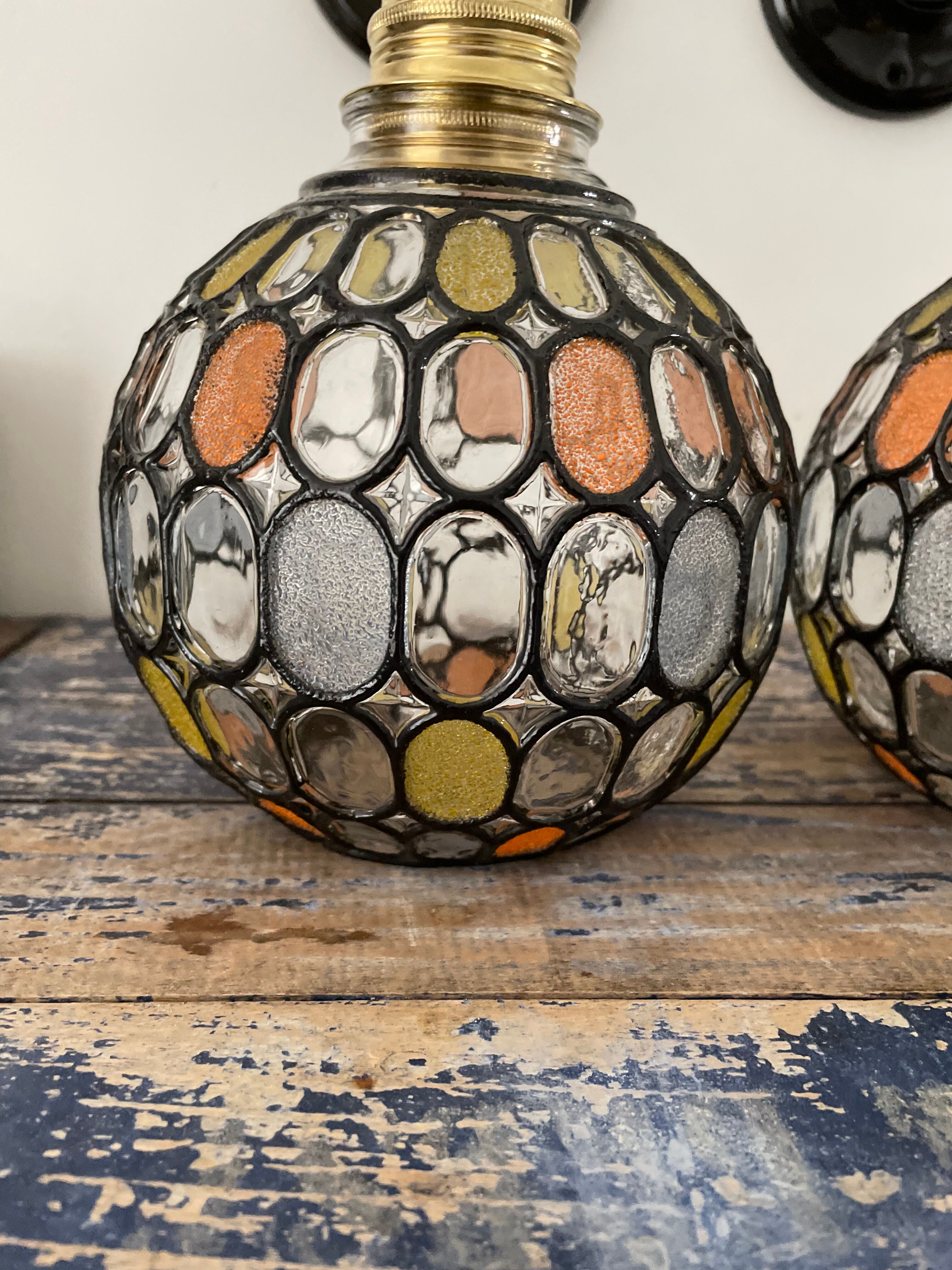 Paire d’appliques vintage en verre ciselé électrifiées à neuf