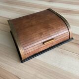 Cigarette box with sliding curtains
