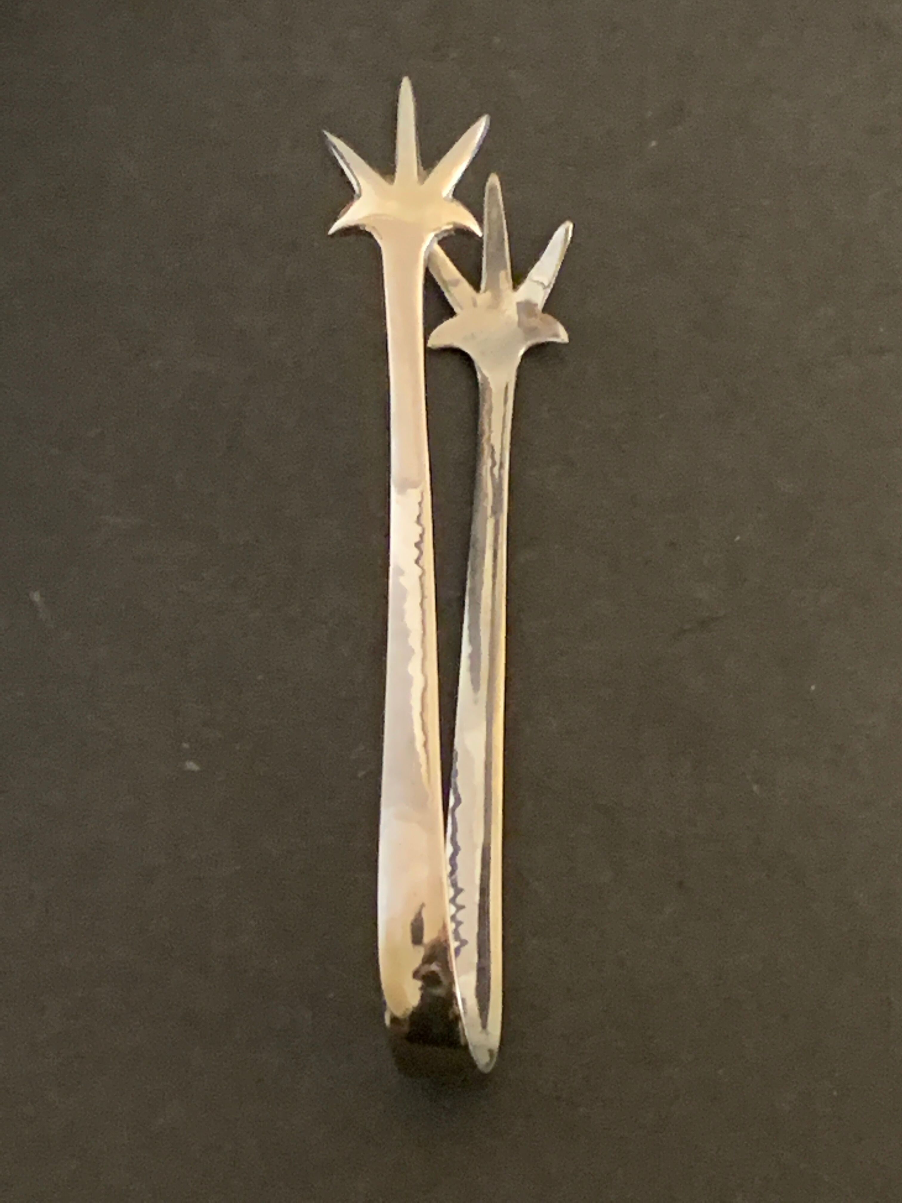 Sugar clamp or metal claw ice cube