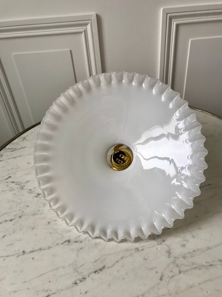 Suspension en opaline dentelée début XXème