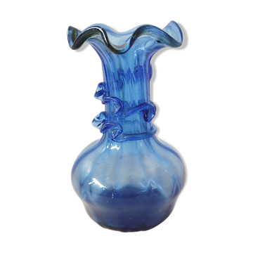 Vase en verre bleu soufflé