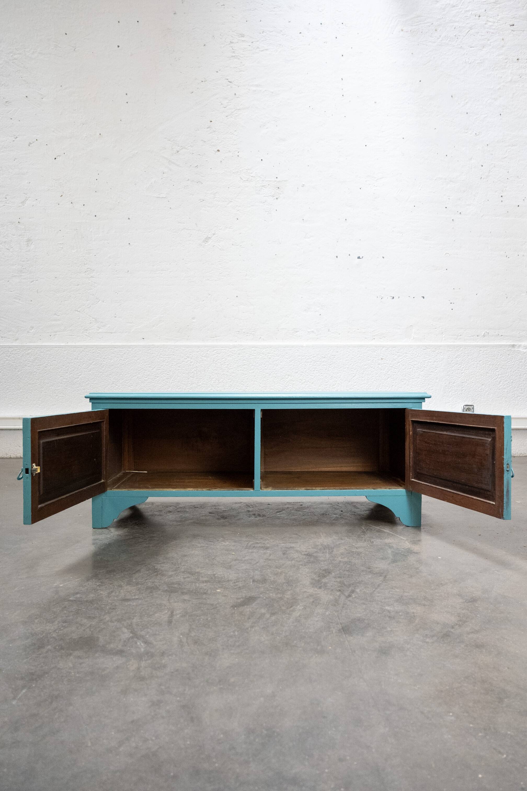 Meuble bas en bois peint