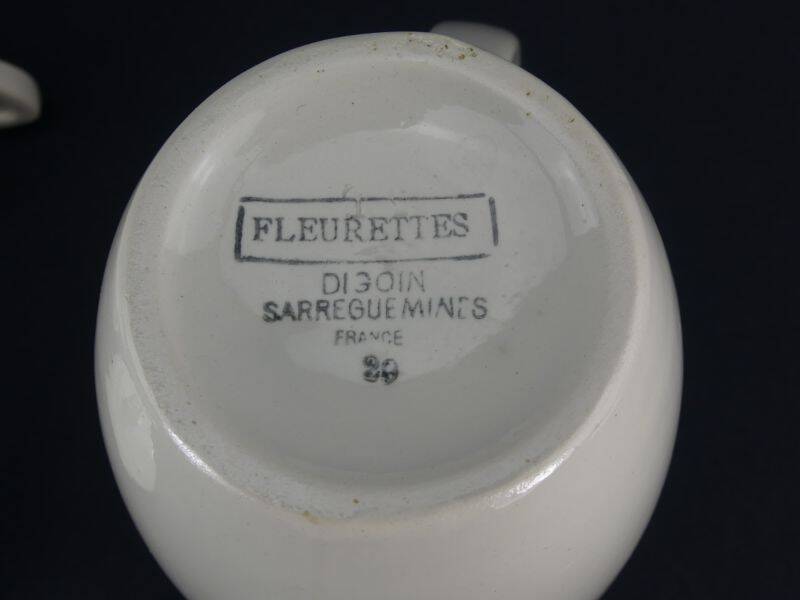 3-piece coffee service in Digoin earthenware with a flower decoration.