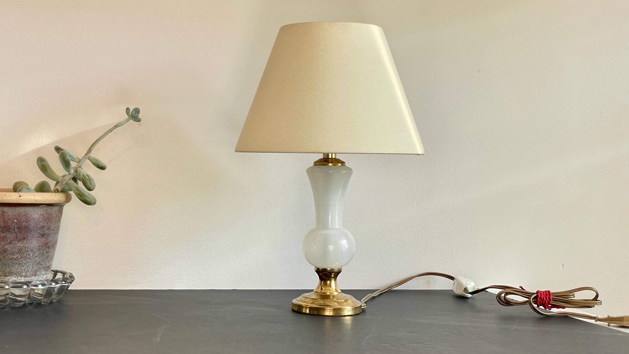 Chic lamp in opaline glass and vintage brass