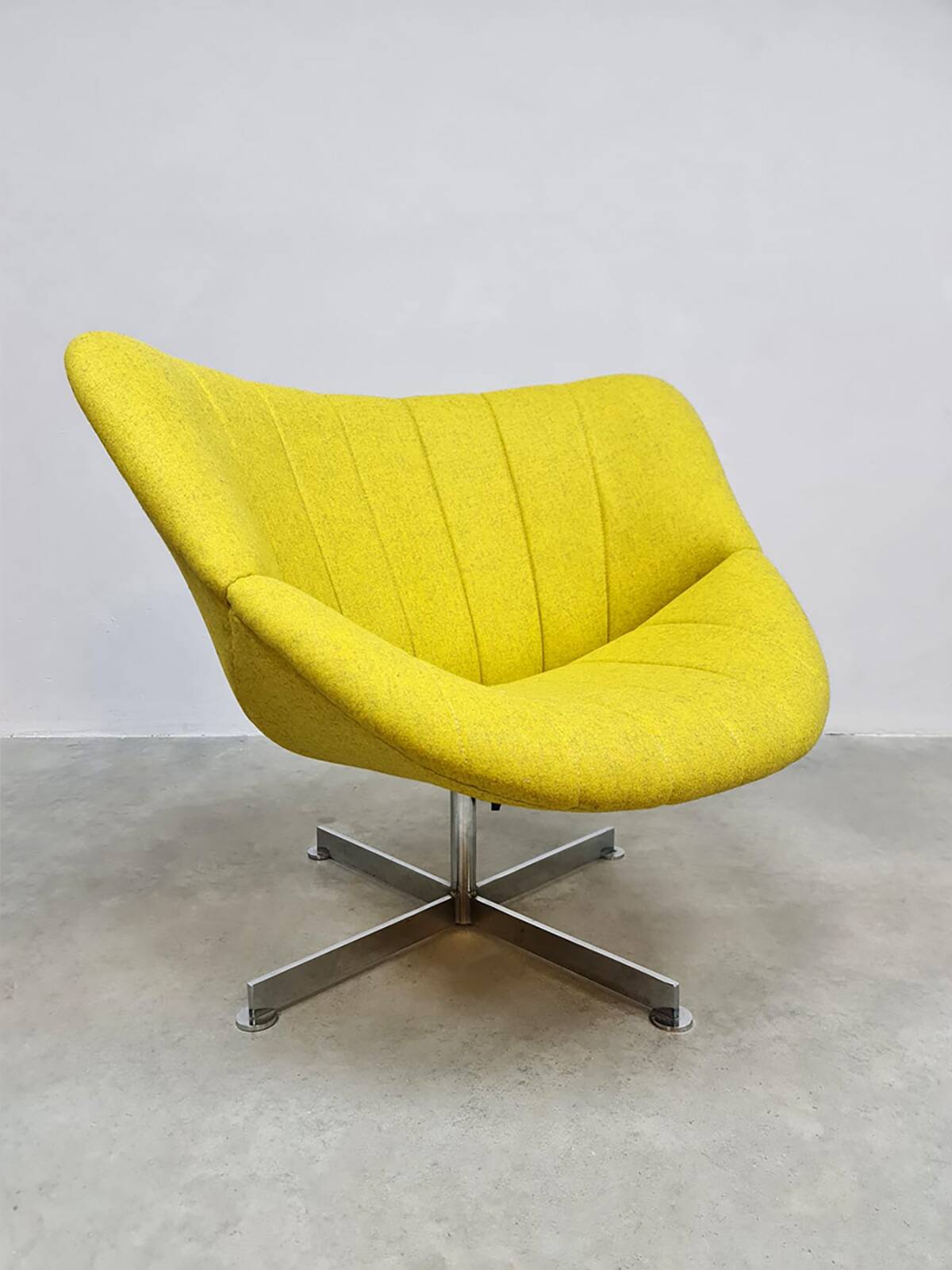 Dutch vintage design swivel chair 'Lips' Rohé Noordwolde 60s