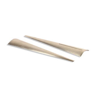 Minimalist triangular salad serving spoons by Jumbo.