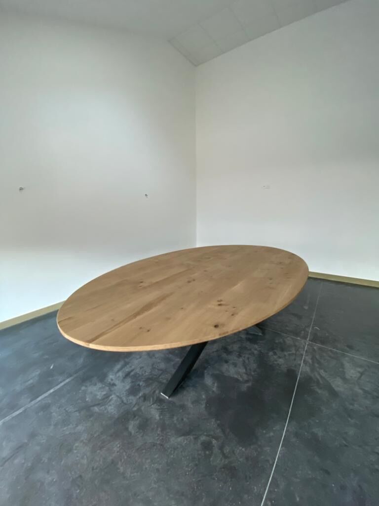 Oval table in solid oak refined edges with central foot in black metal