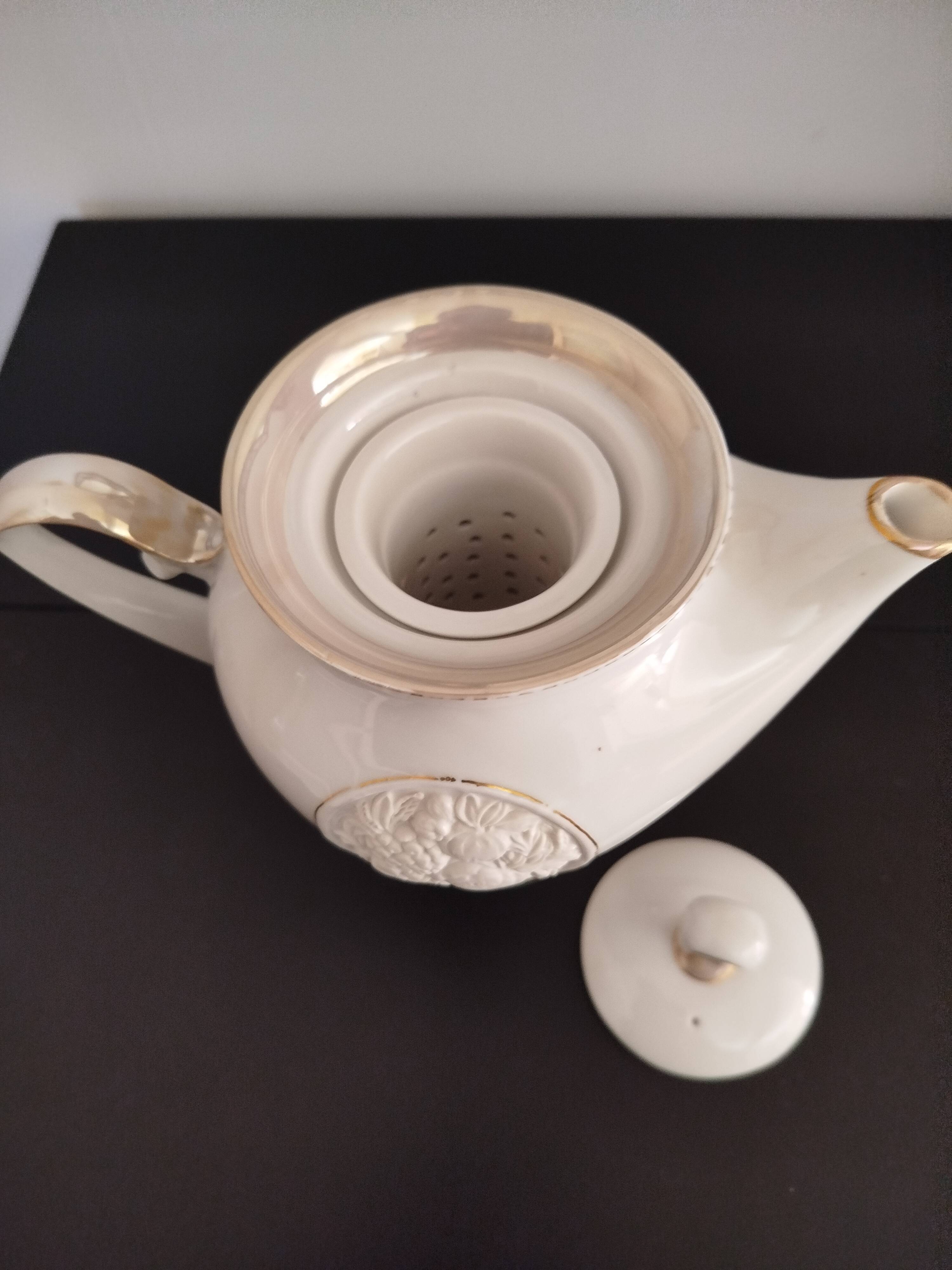 Service en porcelaine d’art relief 16 pièces signé DR – 1991 design studio