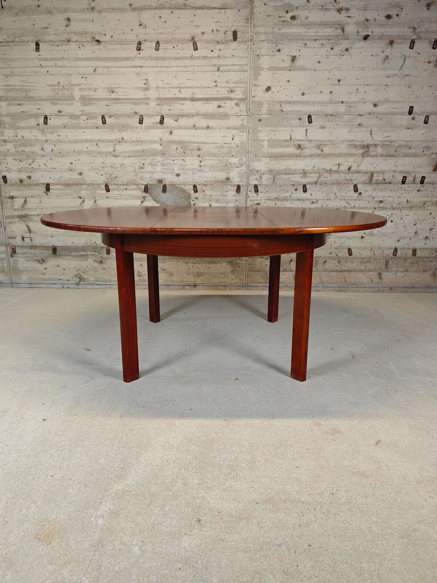 Extendable round table