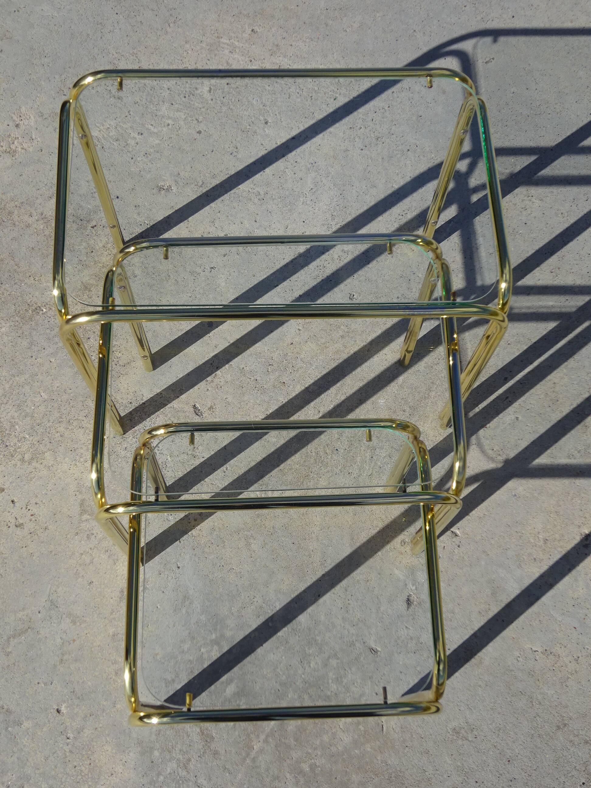 Nested table in gold metal and glass