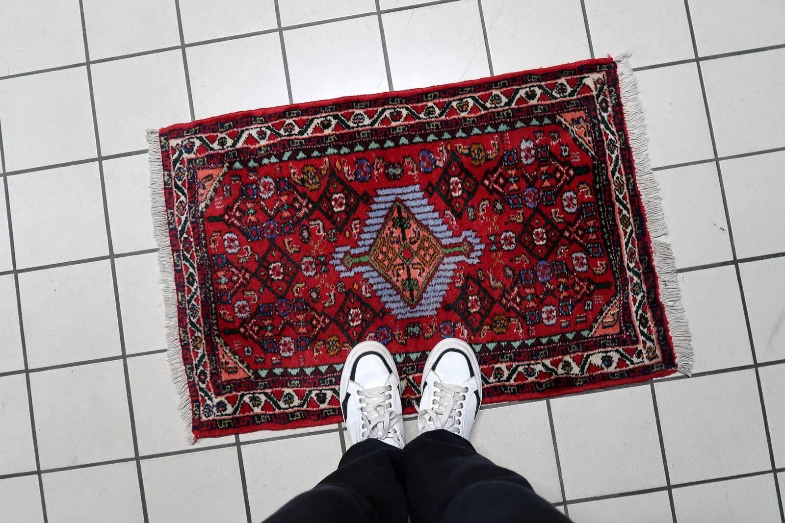 1960s Handmade Wool Rug with Red Medallion, 63 × 91 cm - 1C1289