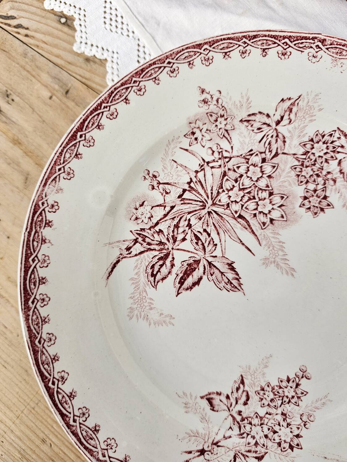 “Margot” flat plates Terre de Fer