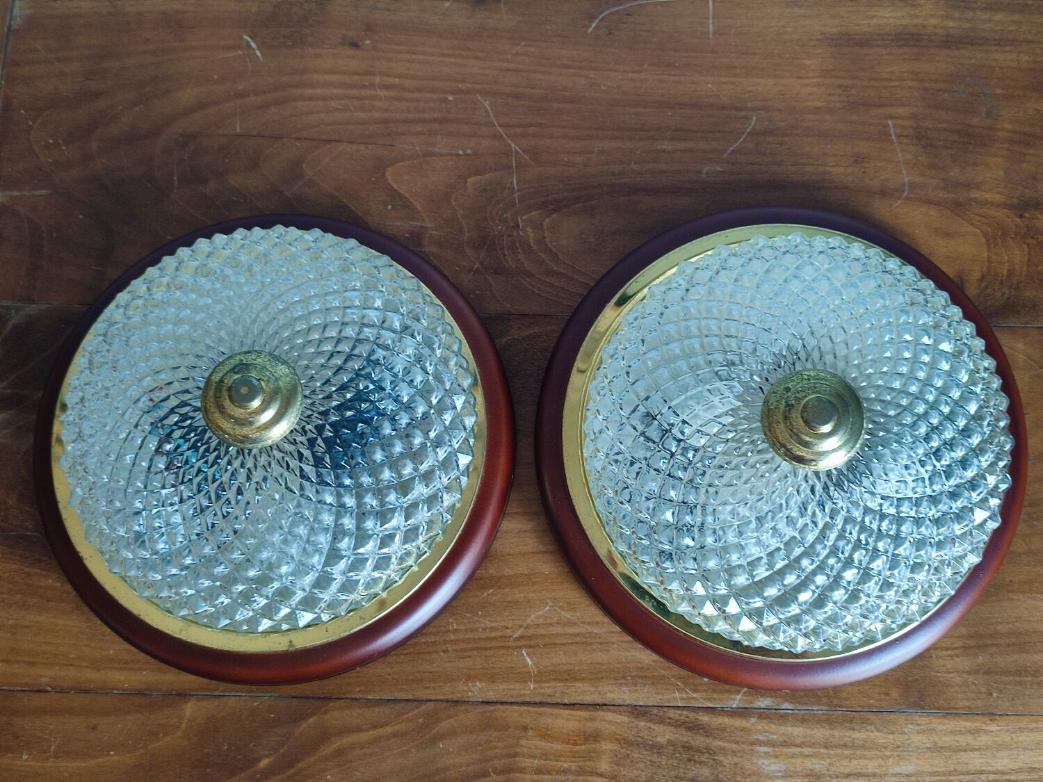 Lot de deux plafonniers en verre et laiton vintage