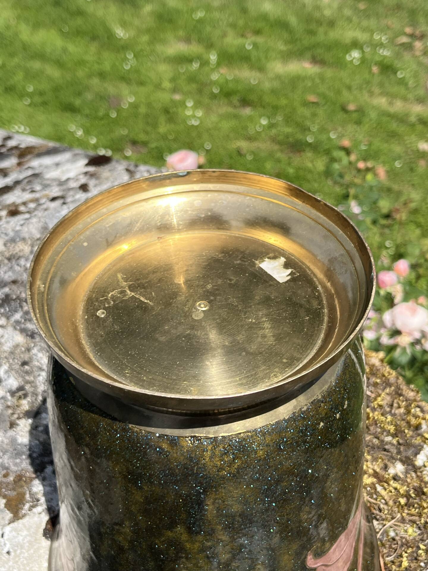 Seau à champagne en cloisonné français avec des lys calla roses et une poignée en laiton.