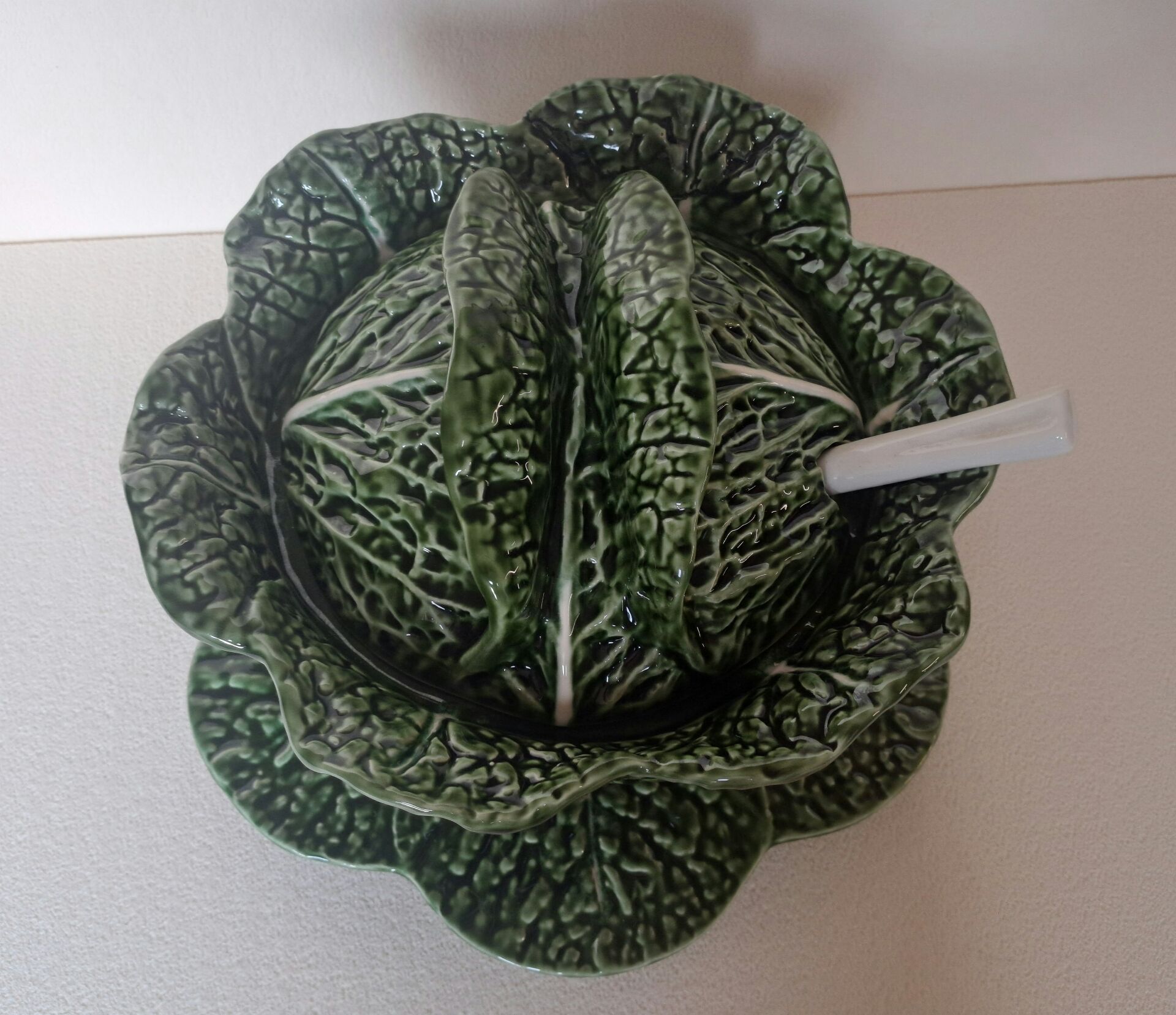 Important cabbage soup tureen and its vintage earthenware dish.