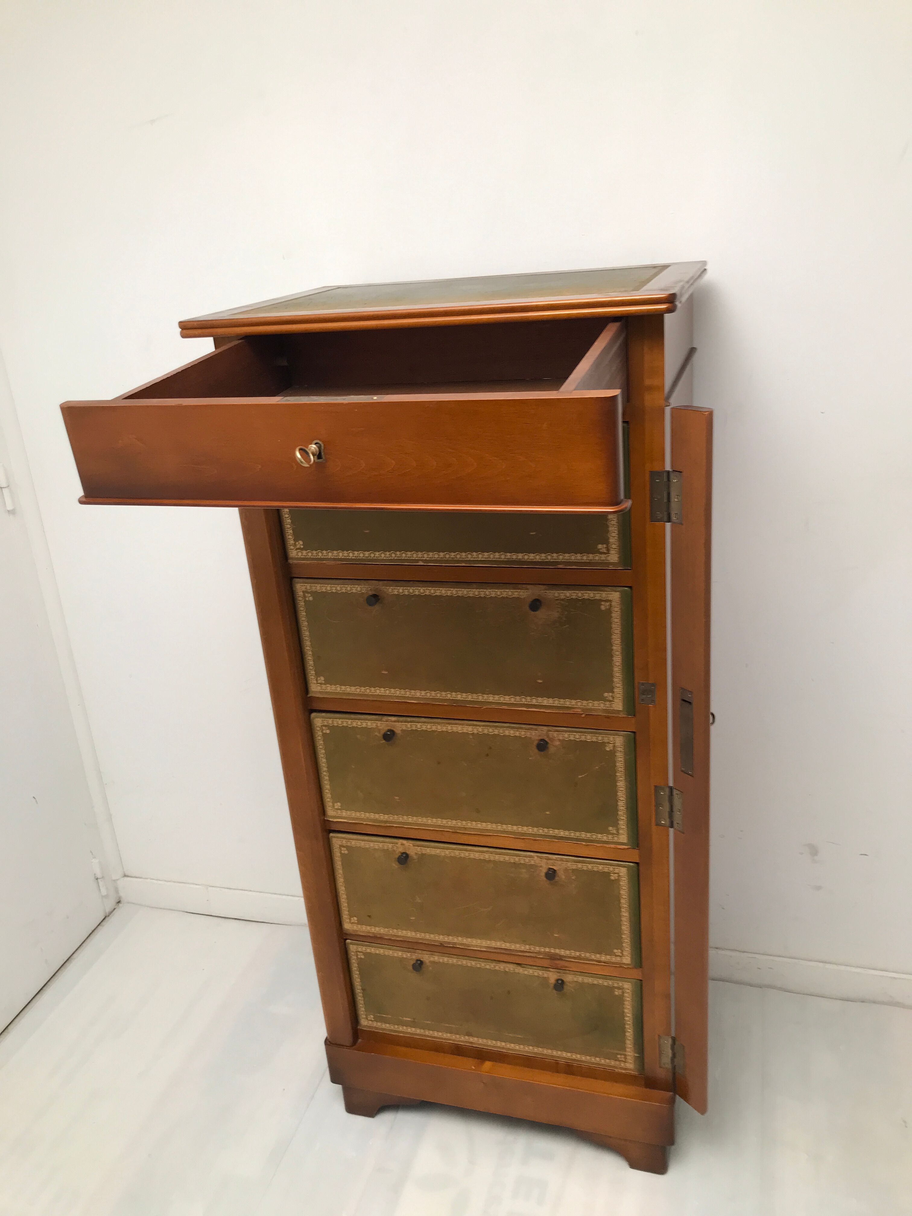 Cardboard maker Louis Philippe