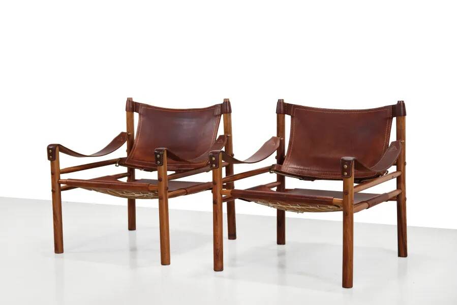 Deux fauteuils Arne Norell Sirocco en palissandre et cuir.