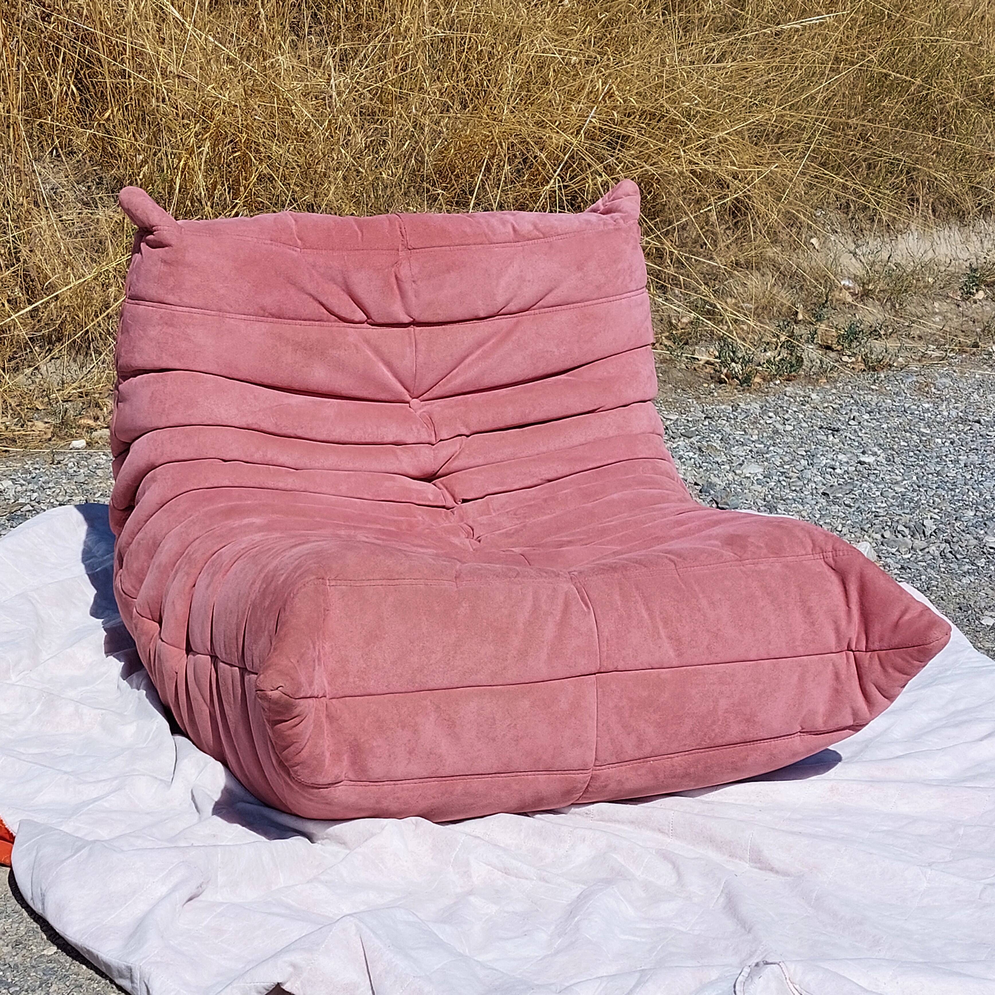 Chauffeuse Togo en velours vieux rose - Ligne Roset