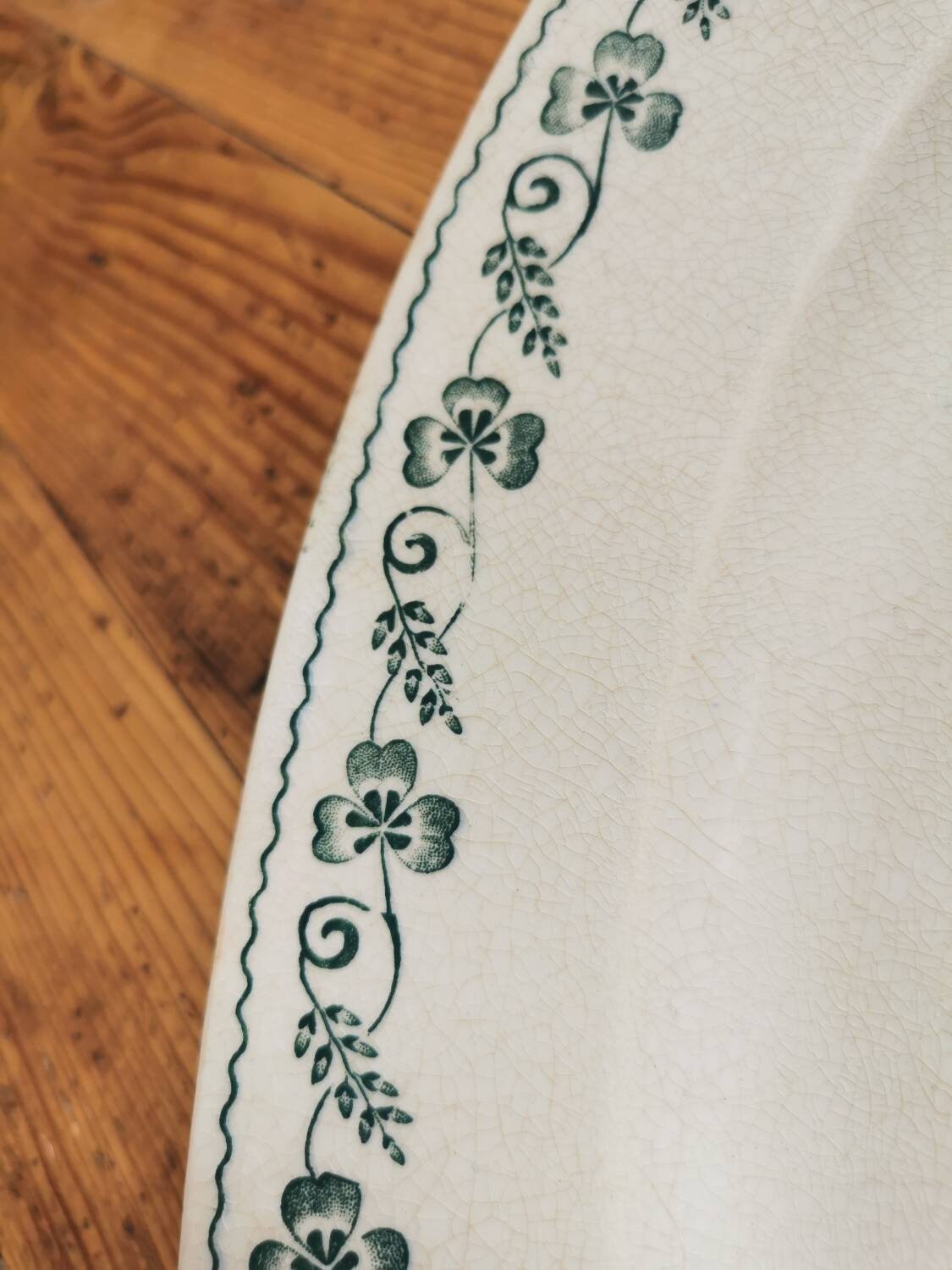 Old oval dish Gien, Clover