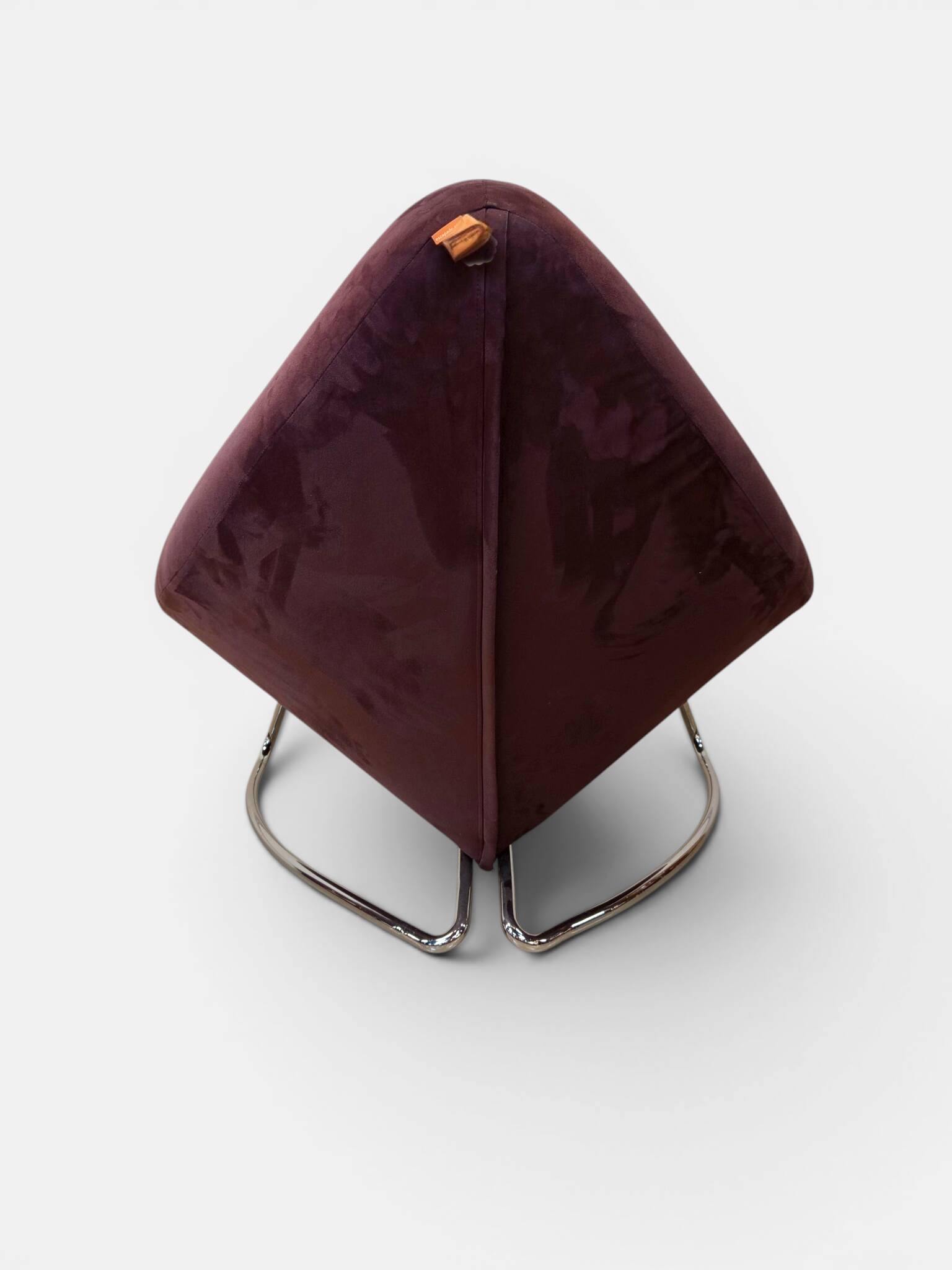 Fauteuil triangulaire "Chili" par Paul Falkenberg – Alcantara Chocolat