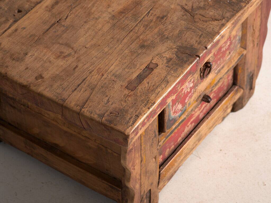 Table basse ancienne peinte en bois d’orme – Chine, vers 1900