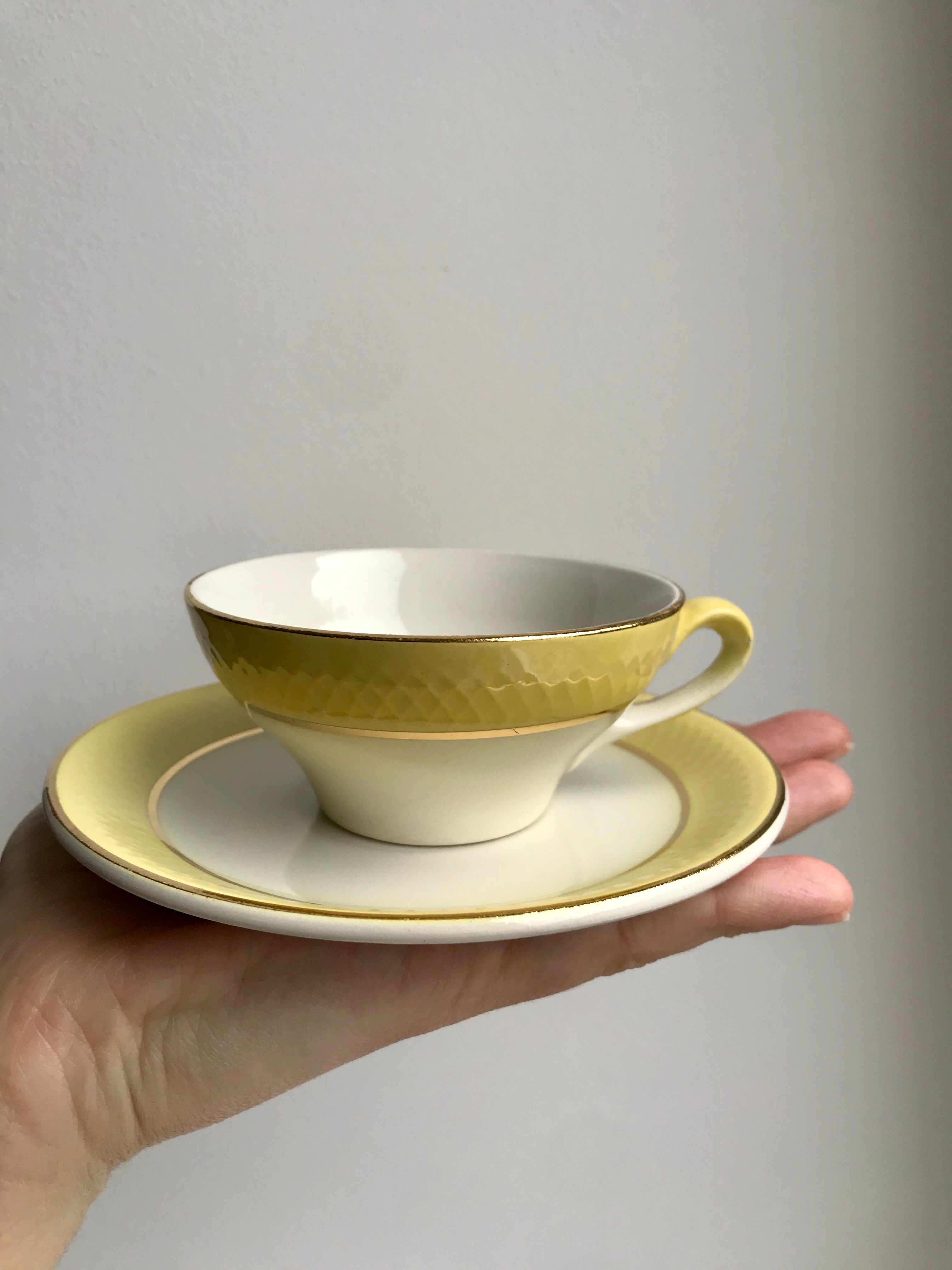 Lot de 4 tasses et sous-tasses jaune canari moulin des loups années 50