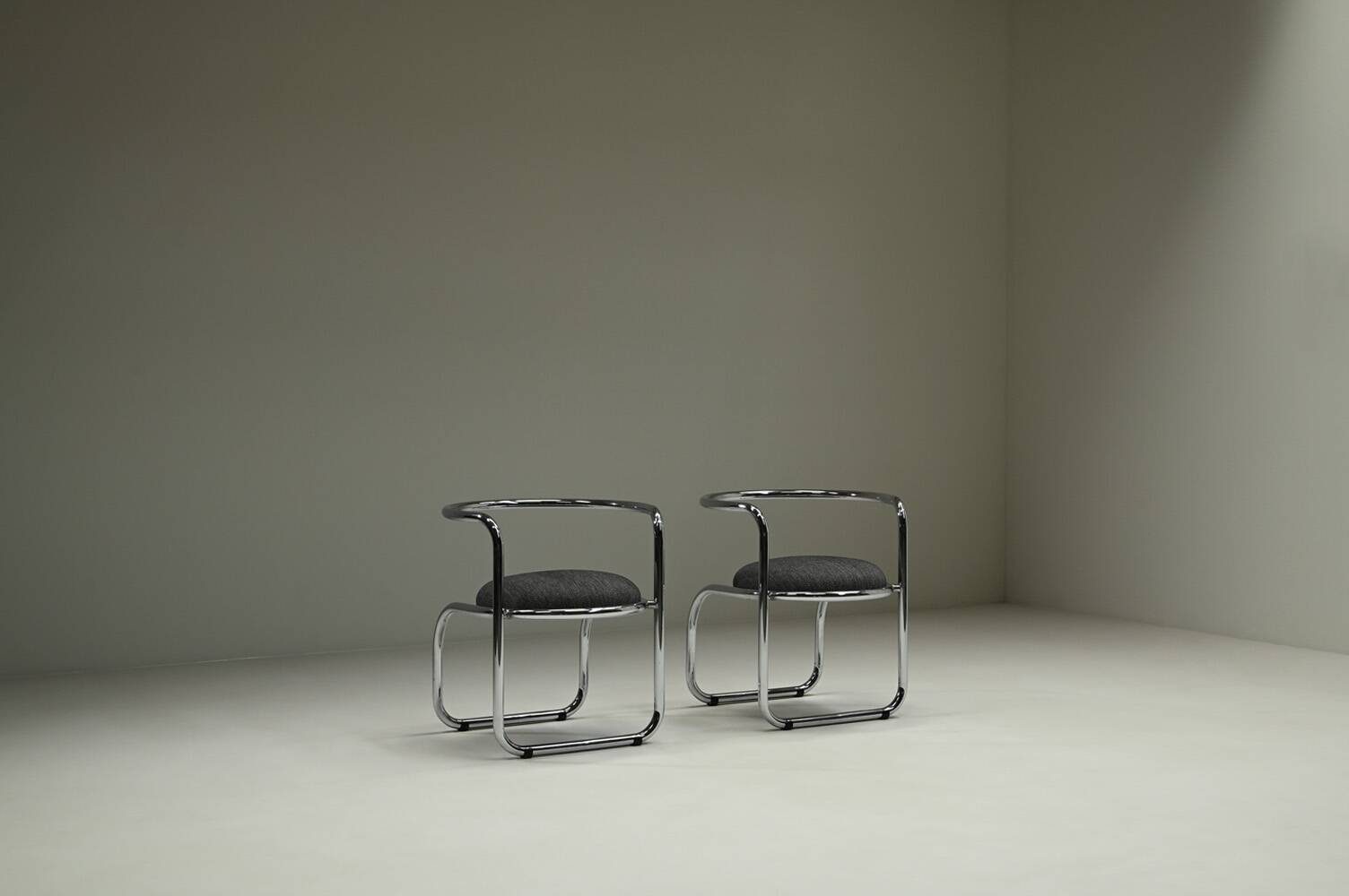 Set of 2 chrome side chairs, 1970s Italy.