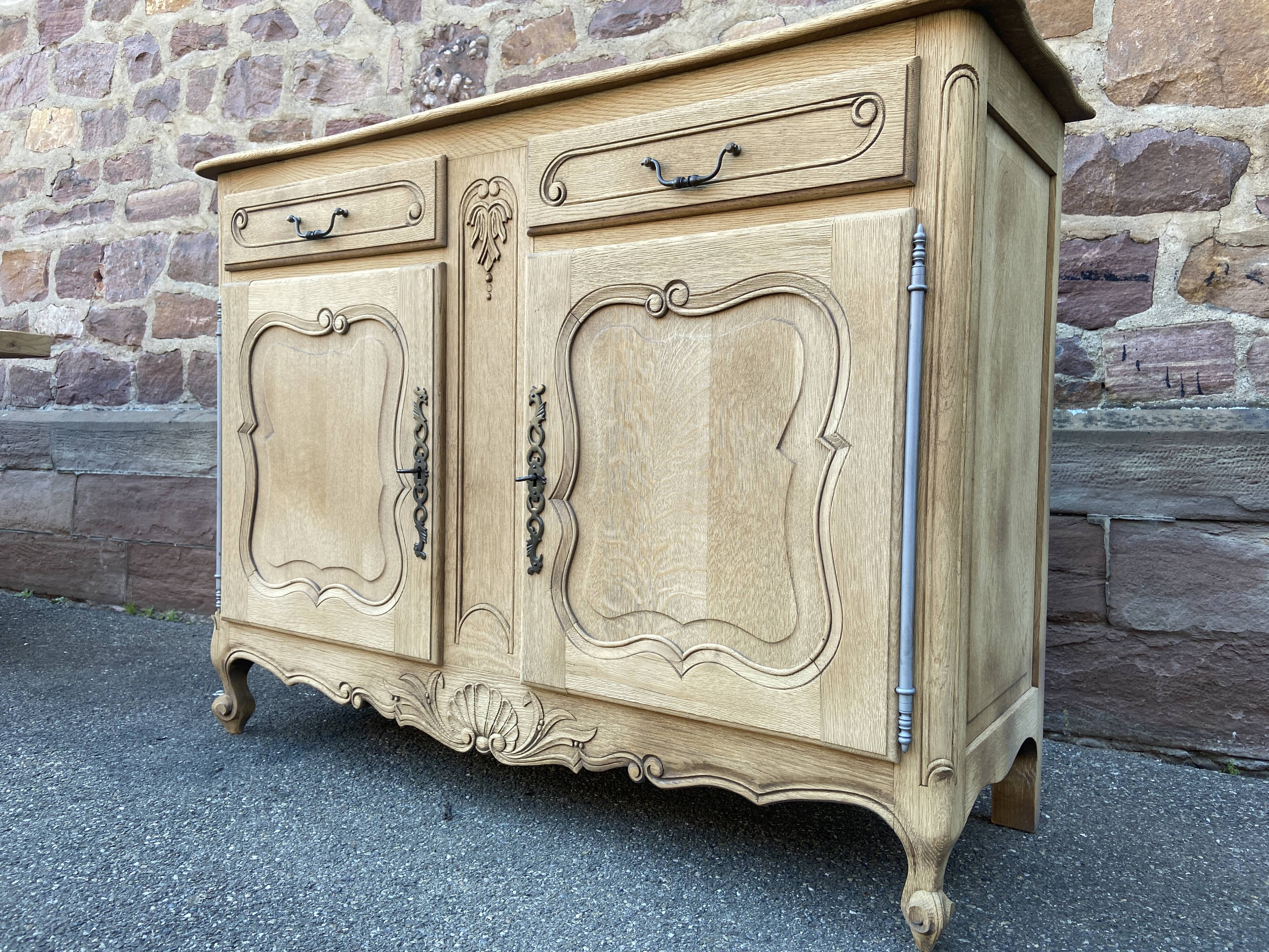 Buffet Baroque Louis XV in natural oak
