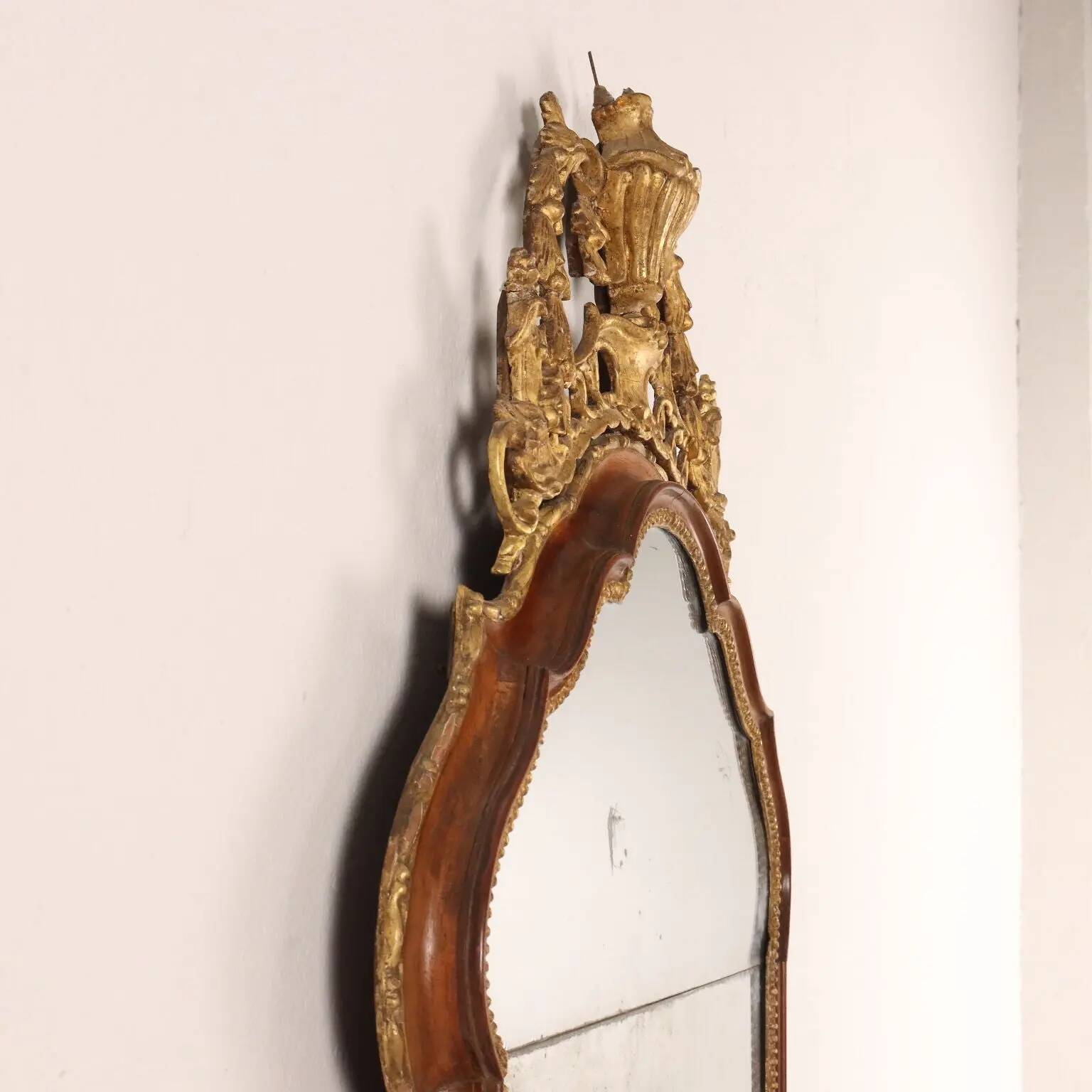 Neoclassical antique mirror in walnut, Italy, 18th century.