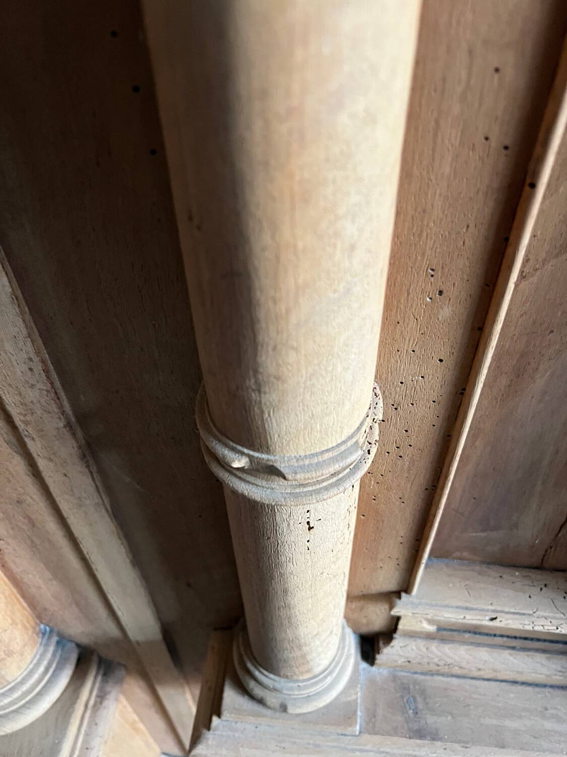 Old sculpted architectural door – 17th/18th century