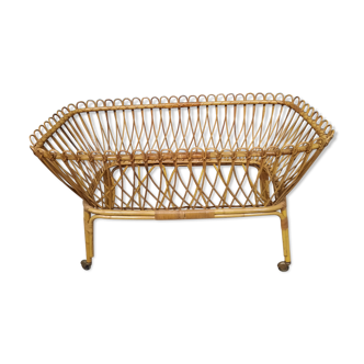 Wicker cradle on wheels