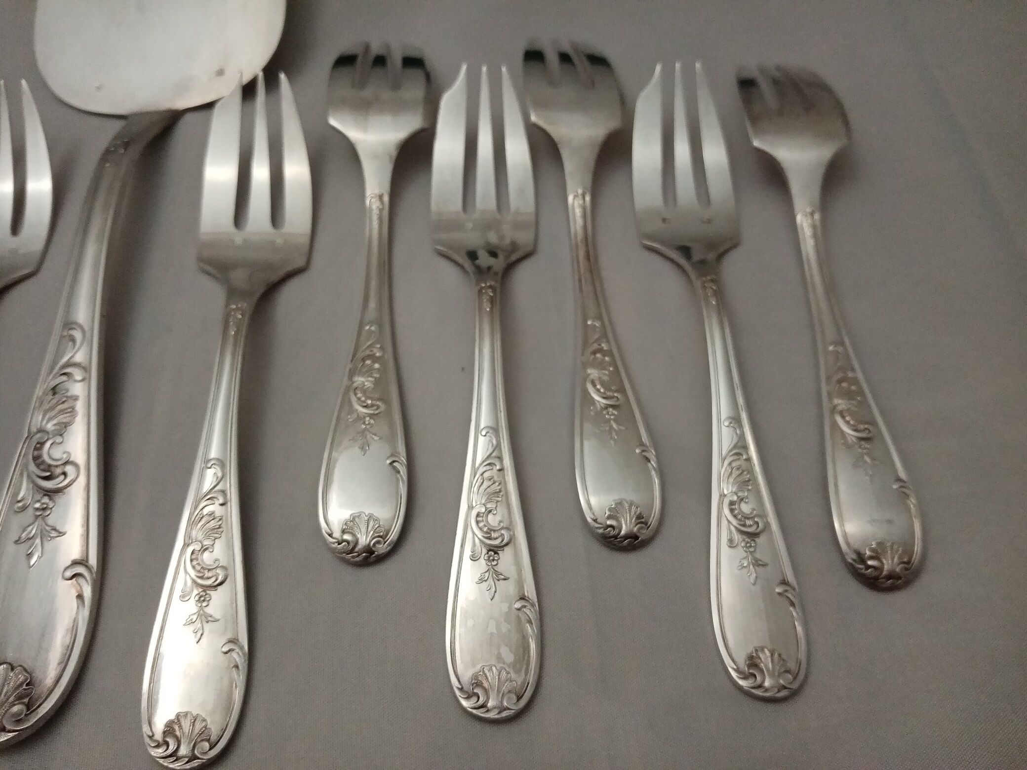 Silver metal dessert fork box with Rocaille-shell pie shovel